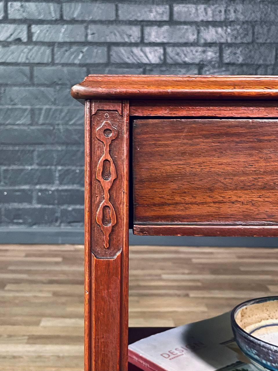 Paire de tables de nuit en acajou de style colonial américain avec bibliothèque 1