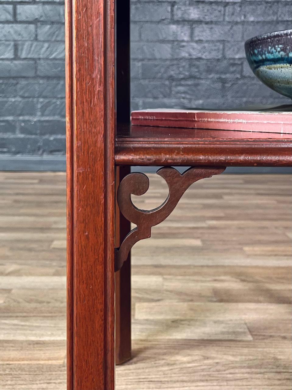 Paire de tables de nuit en acajou de style colonial américain avec bibliothèque 2