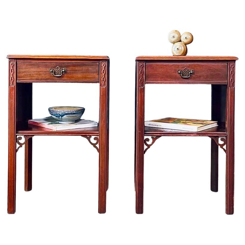 Paire de tables de nuit en acajou de style colonial américain avec bibliothèque