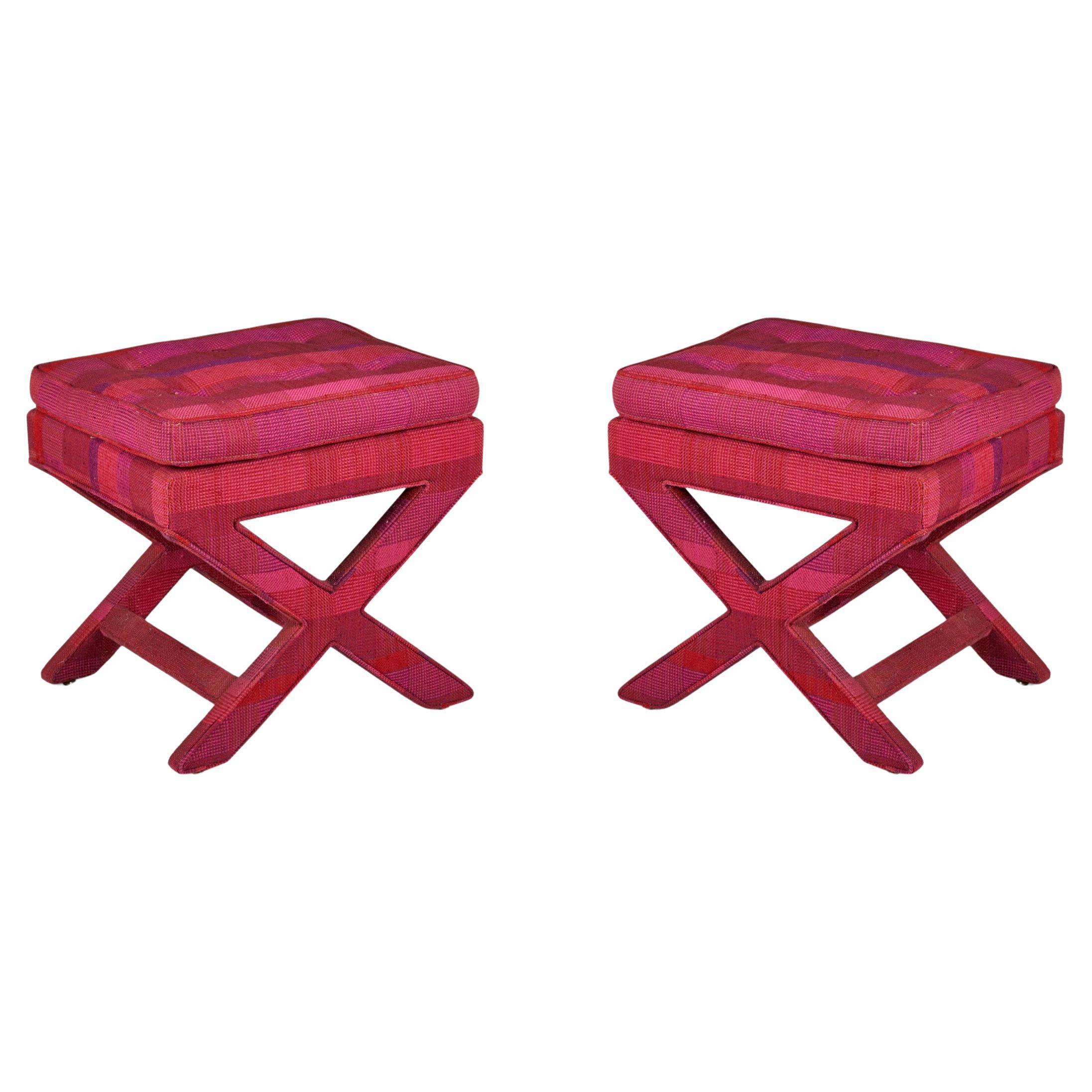 Paire de bancs contemporains américains en tissu magenta à base en X et touffeté