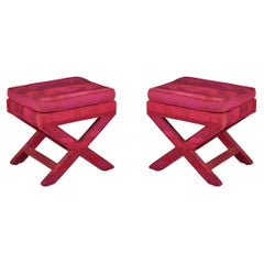 Paire de bancs contemporains américains en tissu magenta à base en X et touffeté