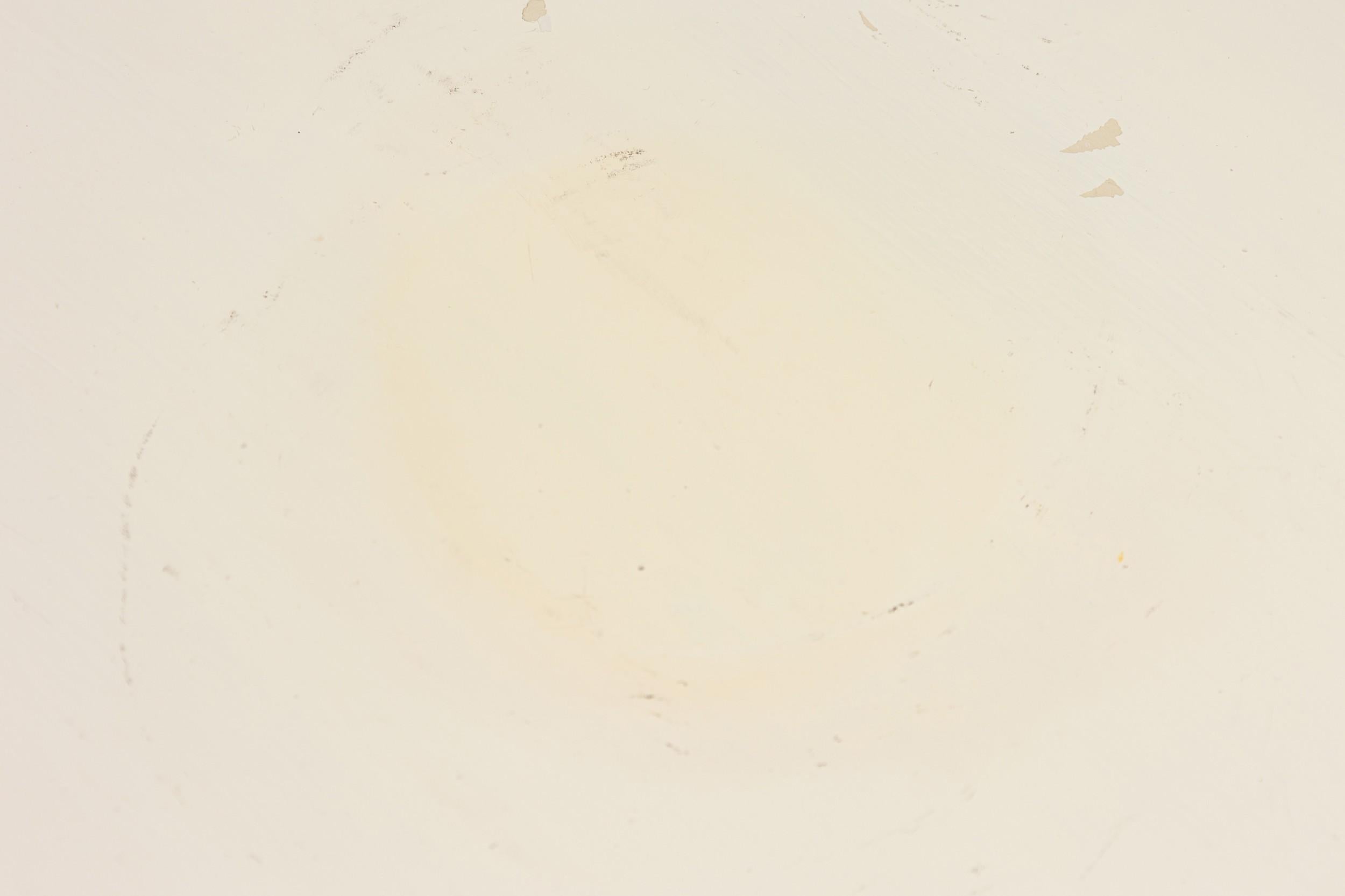Coppia di tavolini concavi a due piani di colore bianco AM Contemporary in vendita 2