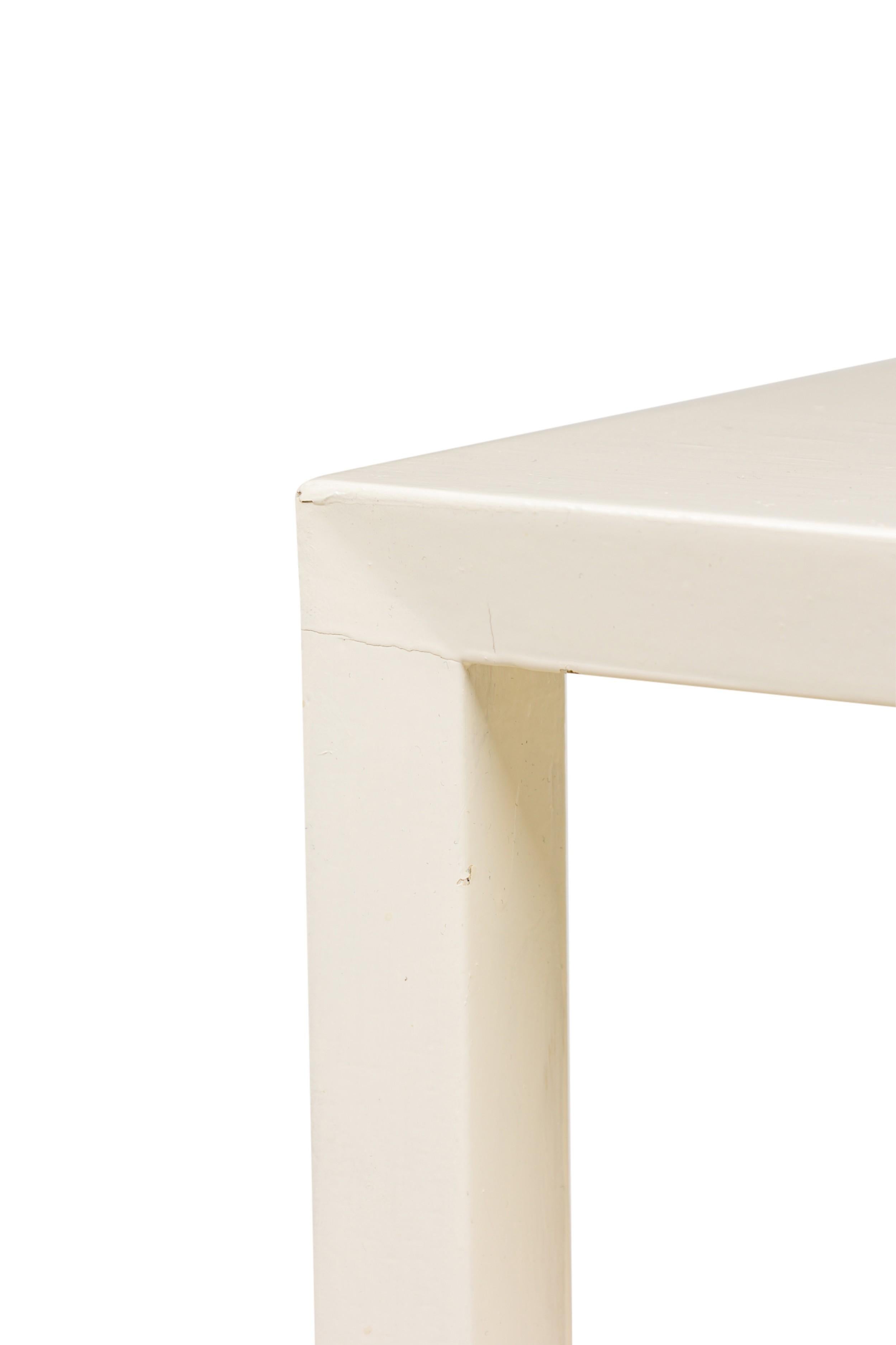 Coppia di tavolini concavi a due piani di colore bianco AM Contemporary in vendita 4