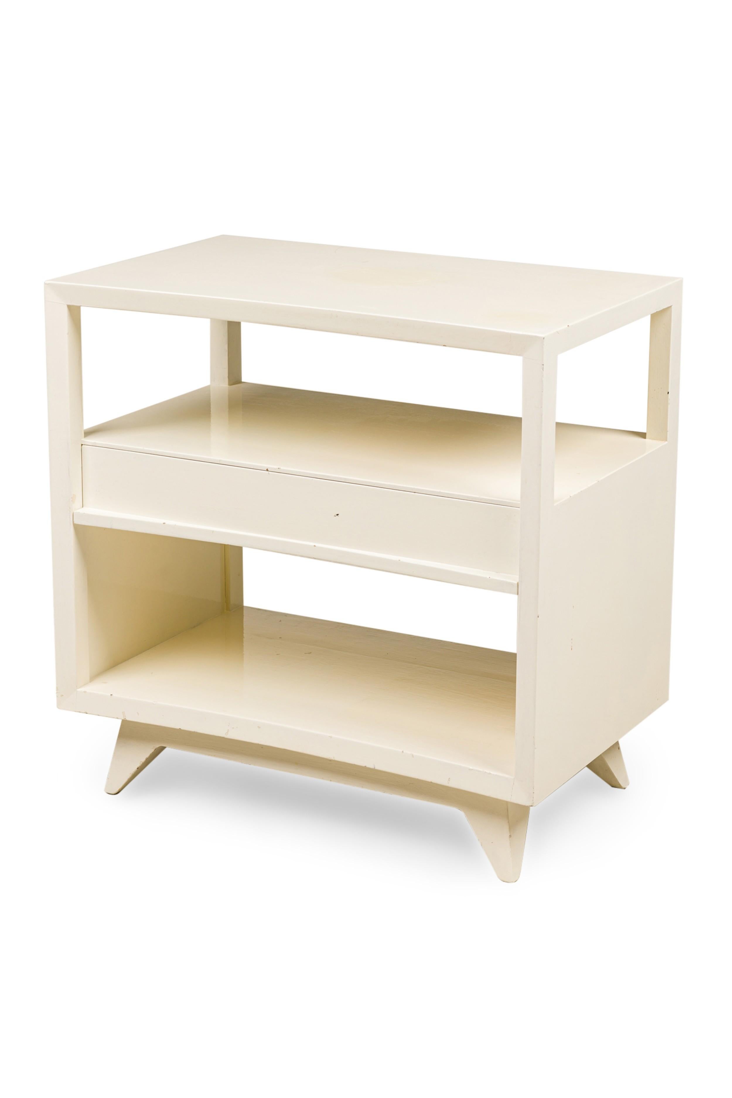 Moderno Coppia di tavolini concavi a due piani di colore bianco AM Contemporary in vendita