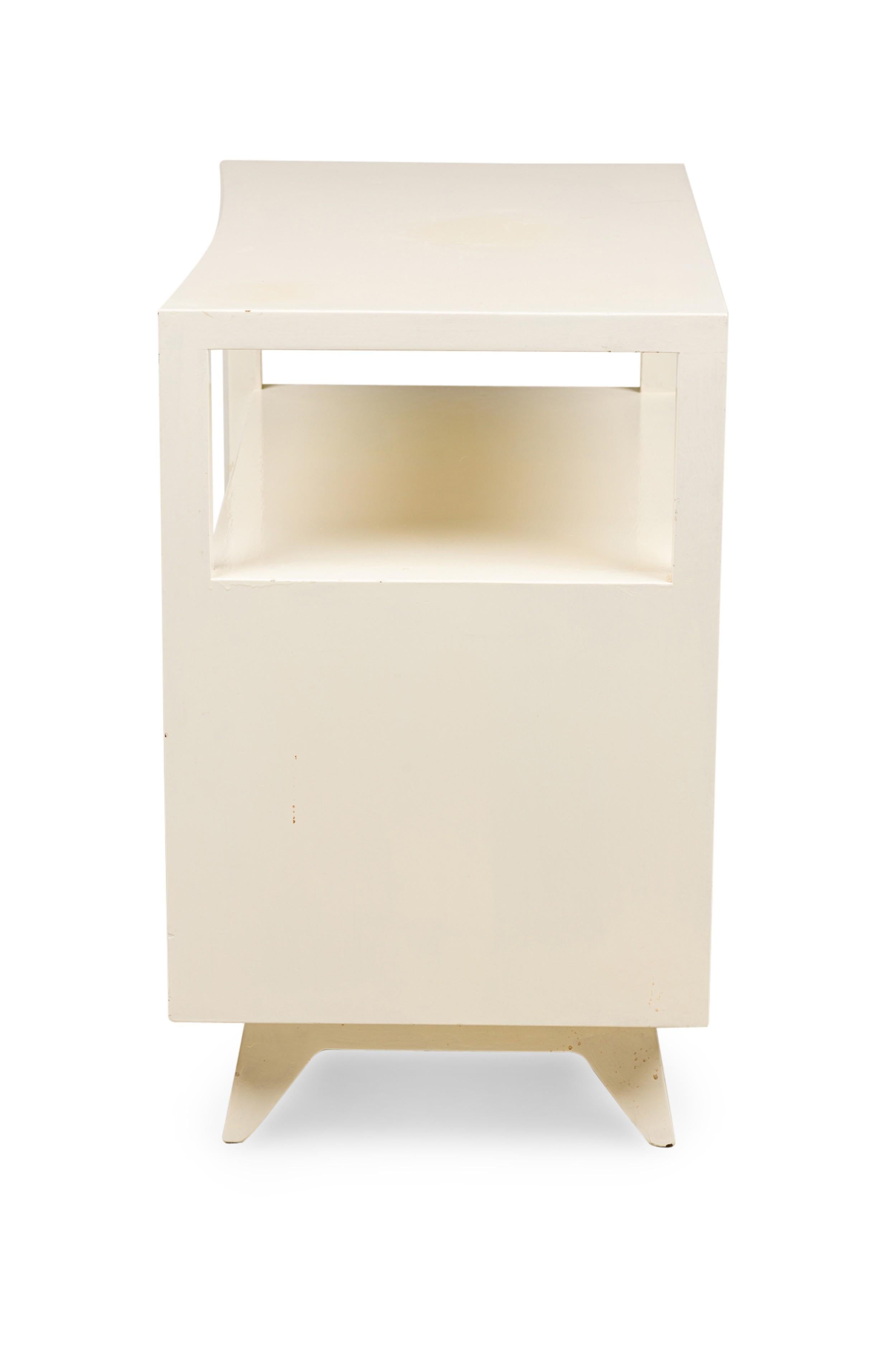 Americano Coppia di tavolini concavi a due piani di colore bianco AM Contemporary in vendita