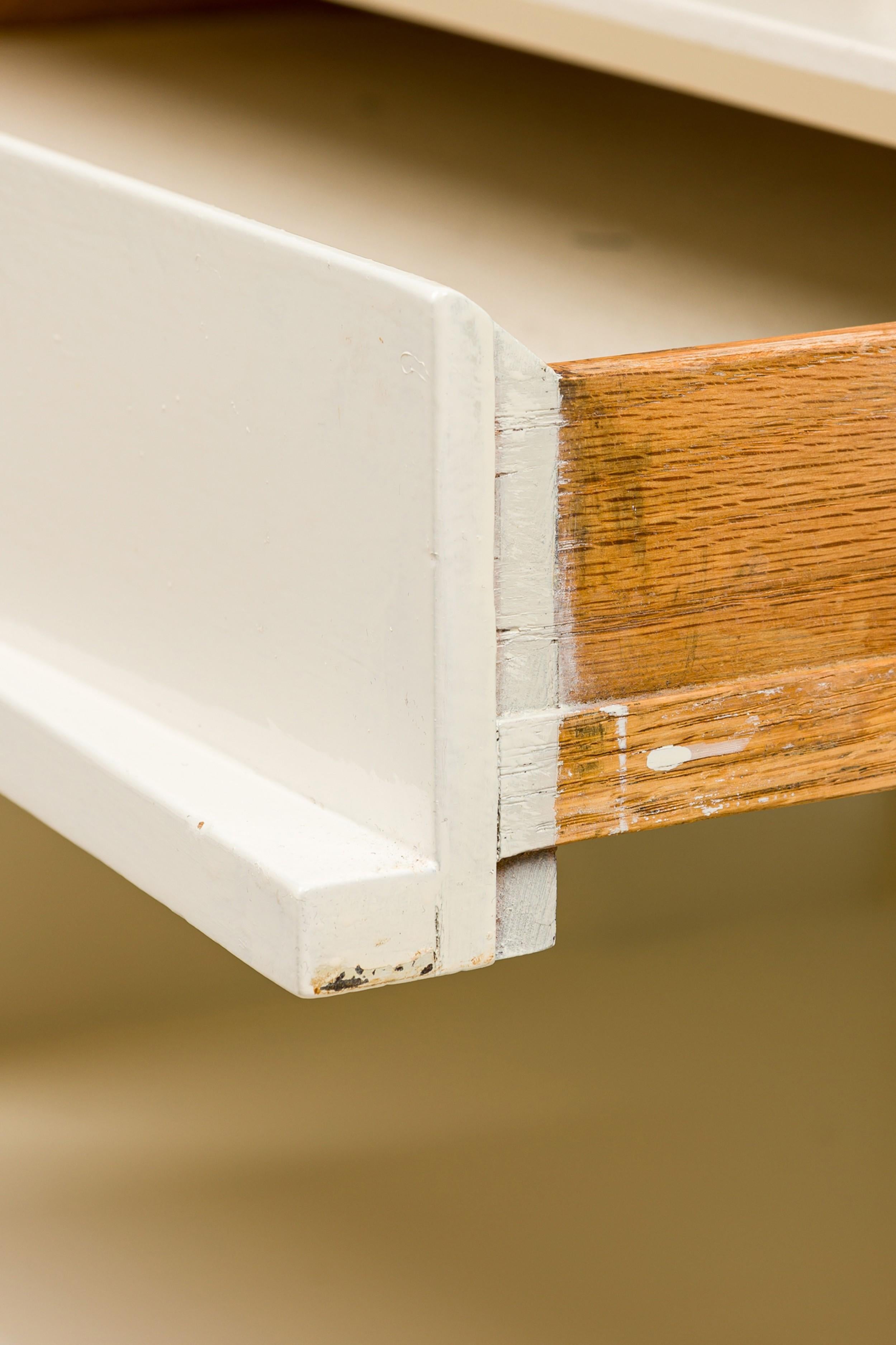 Legno Coppia di tavolini concavi a due piani di colore bianco AM Contemporary in vendita