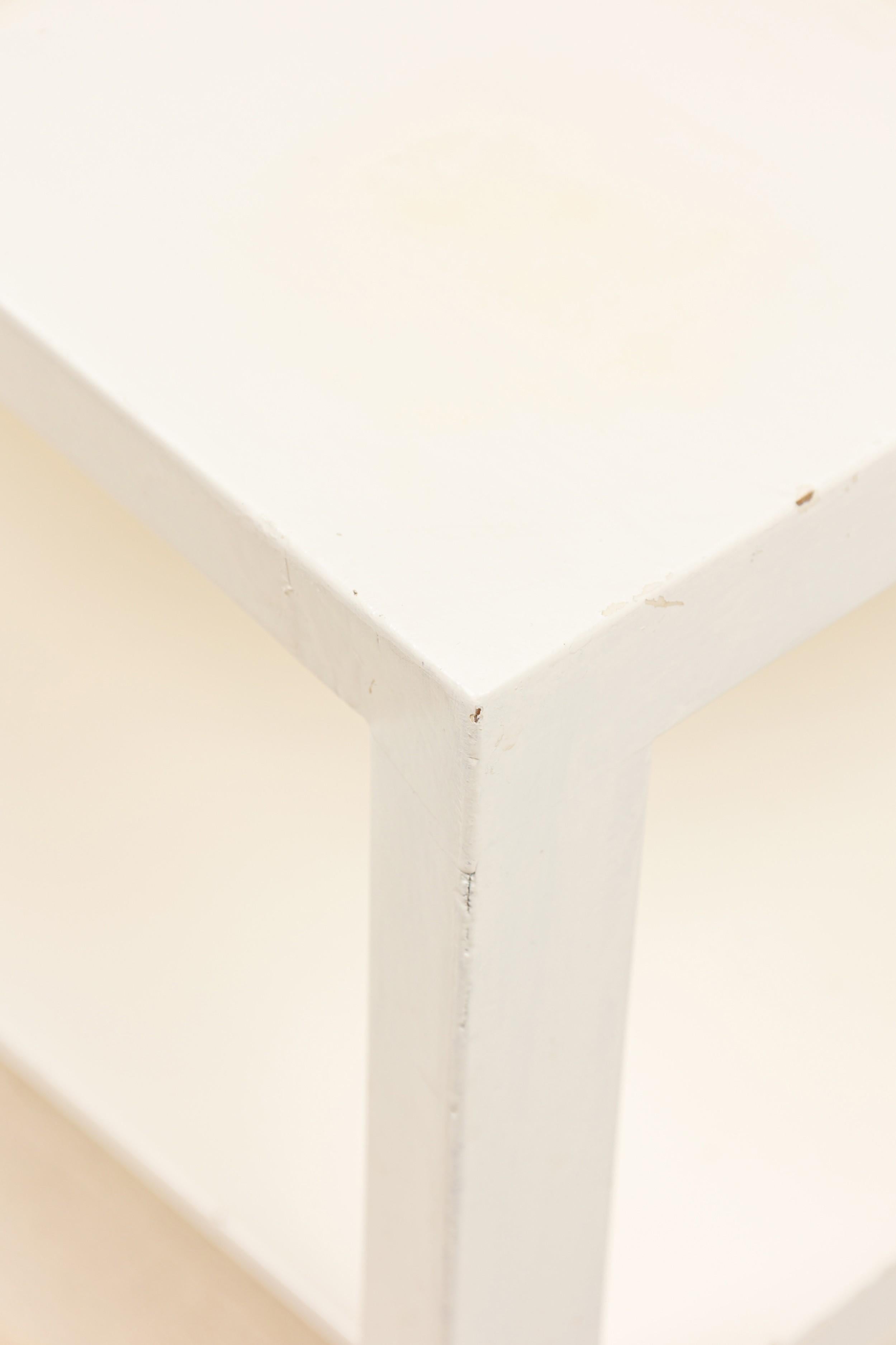 Coppia di tavolini concavi a due piani di colore bianco AM Contemporary in vendita 1