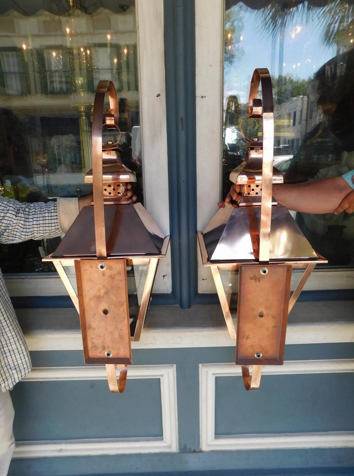 20th Century Pair of American Copper Gas Wall Lanterns with Flanking Scrolled Brackets 20th C For Sale