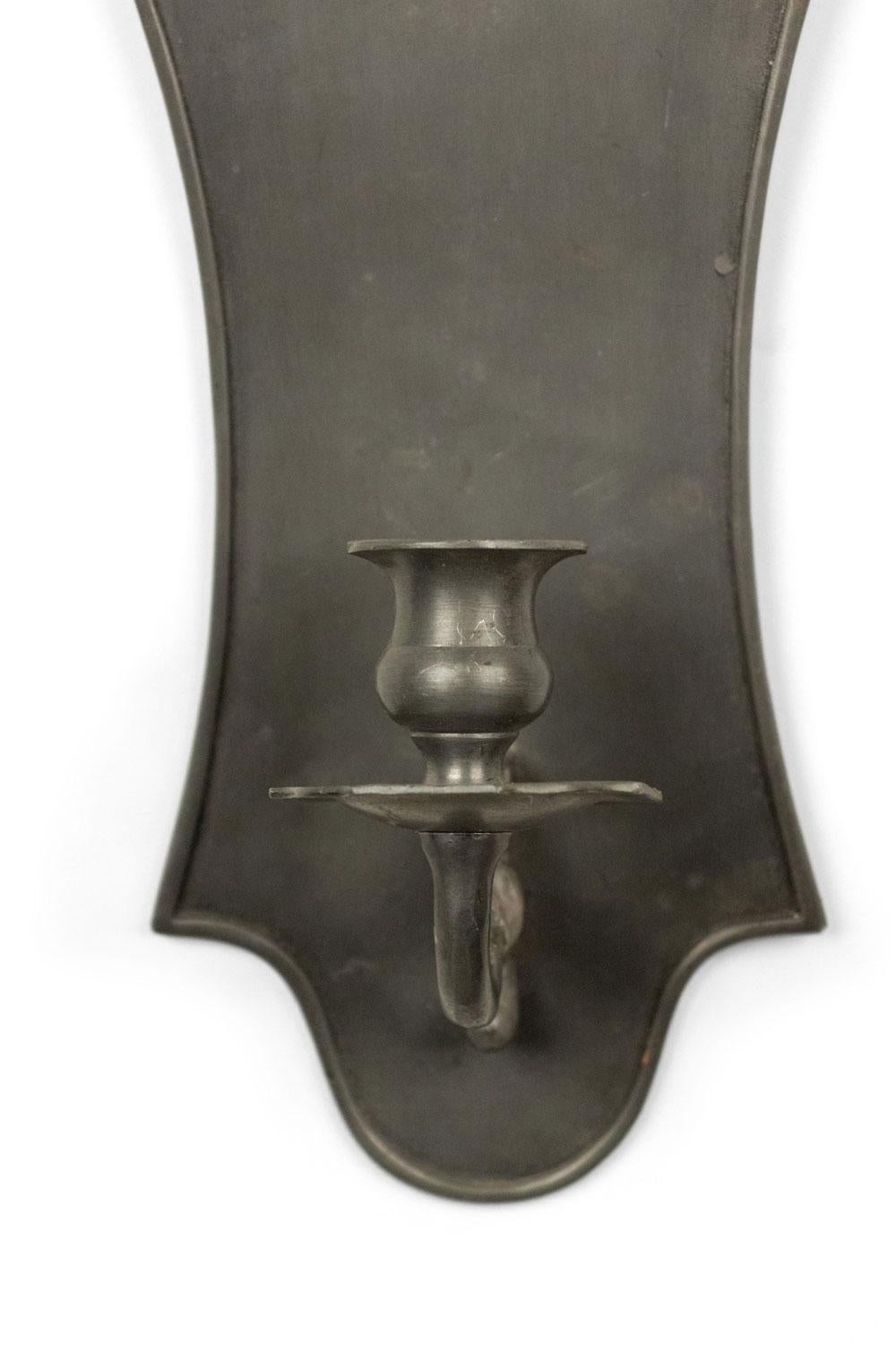 COPPIA di applique American Country in peltro con bracci singoli e piani a frontone. (PREZZO IN COPPIA)

Condizioni antiche.