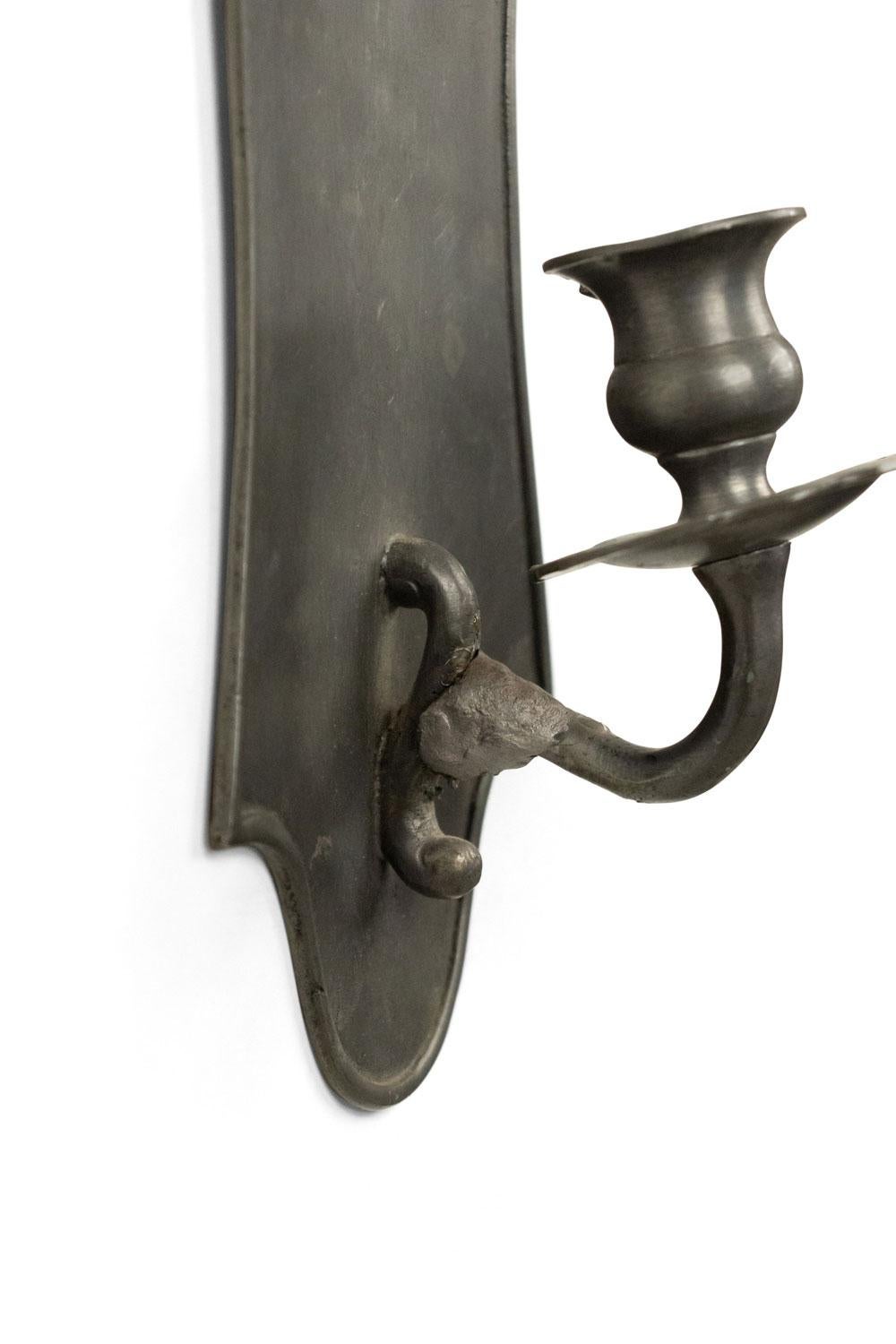 Americano Coppia di applique da parete in peltro americano con base a piedistallo in vendita