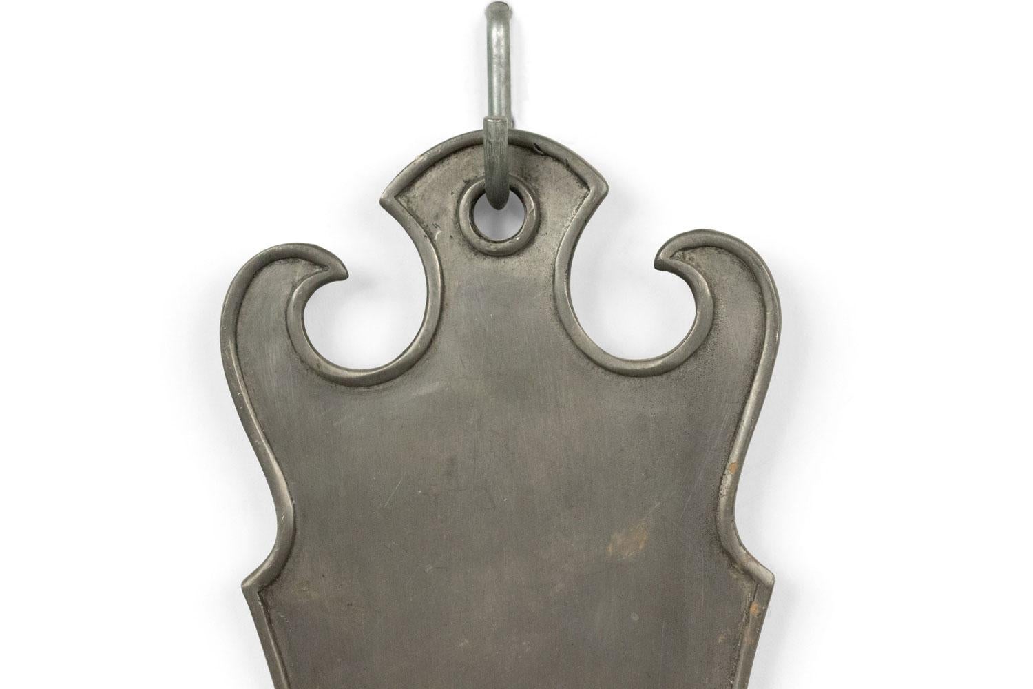 Coppia di applique da parete in peltro americano con base a piedistallo In condizioni buone in vendita a Queens, NY