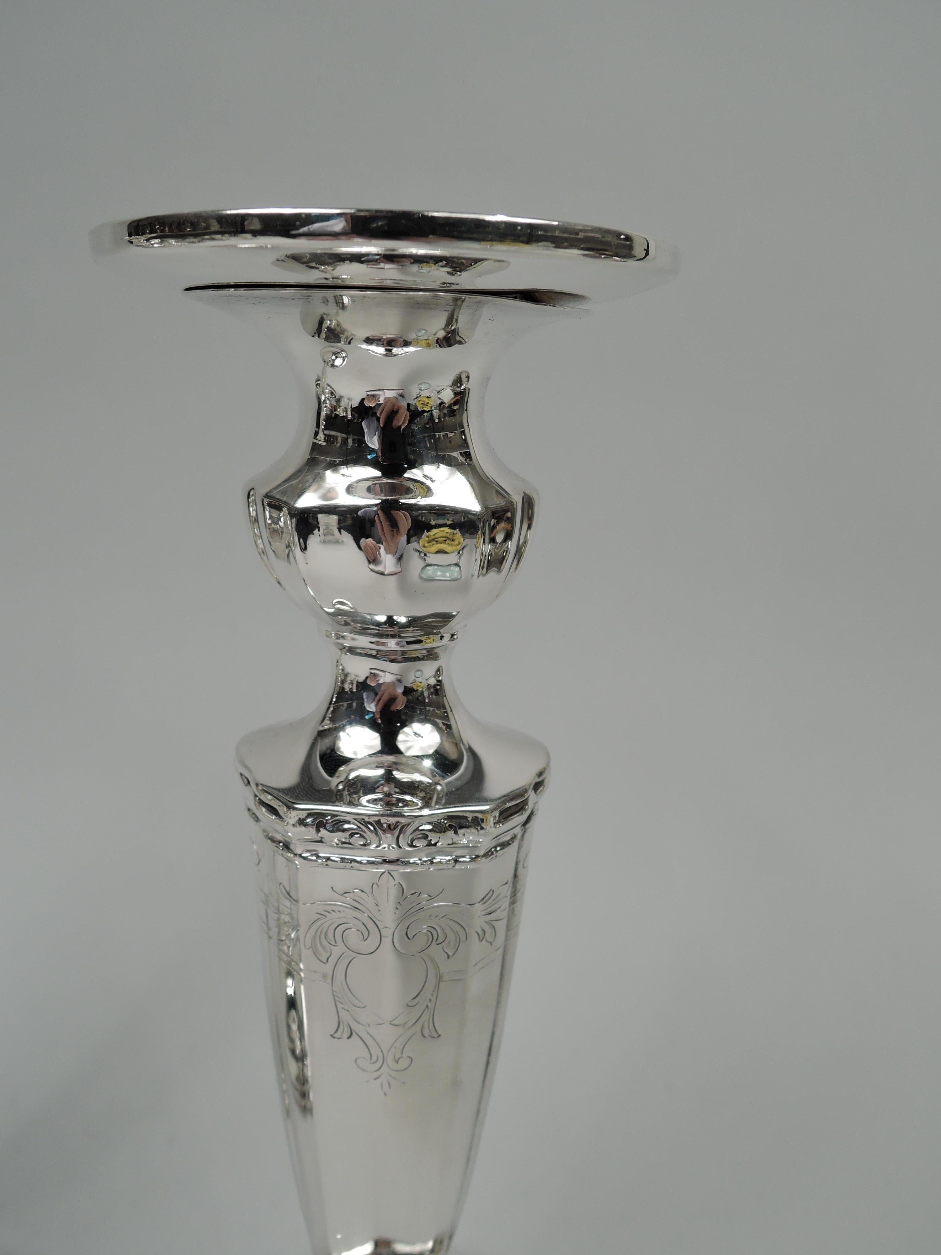 Pair of American Edwardian Classical Sterling Silver Candlesticks In Good Condition In New York, NY