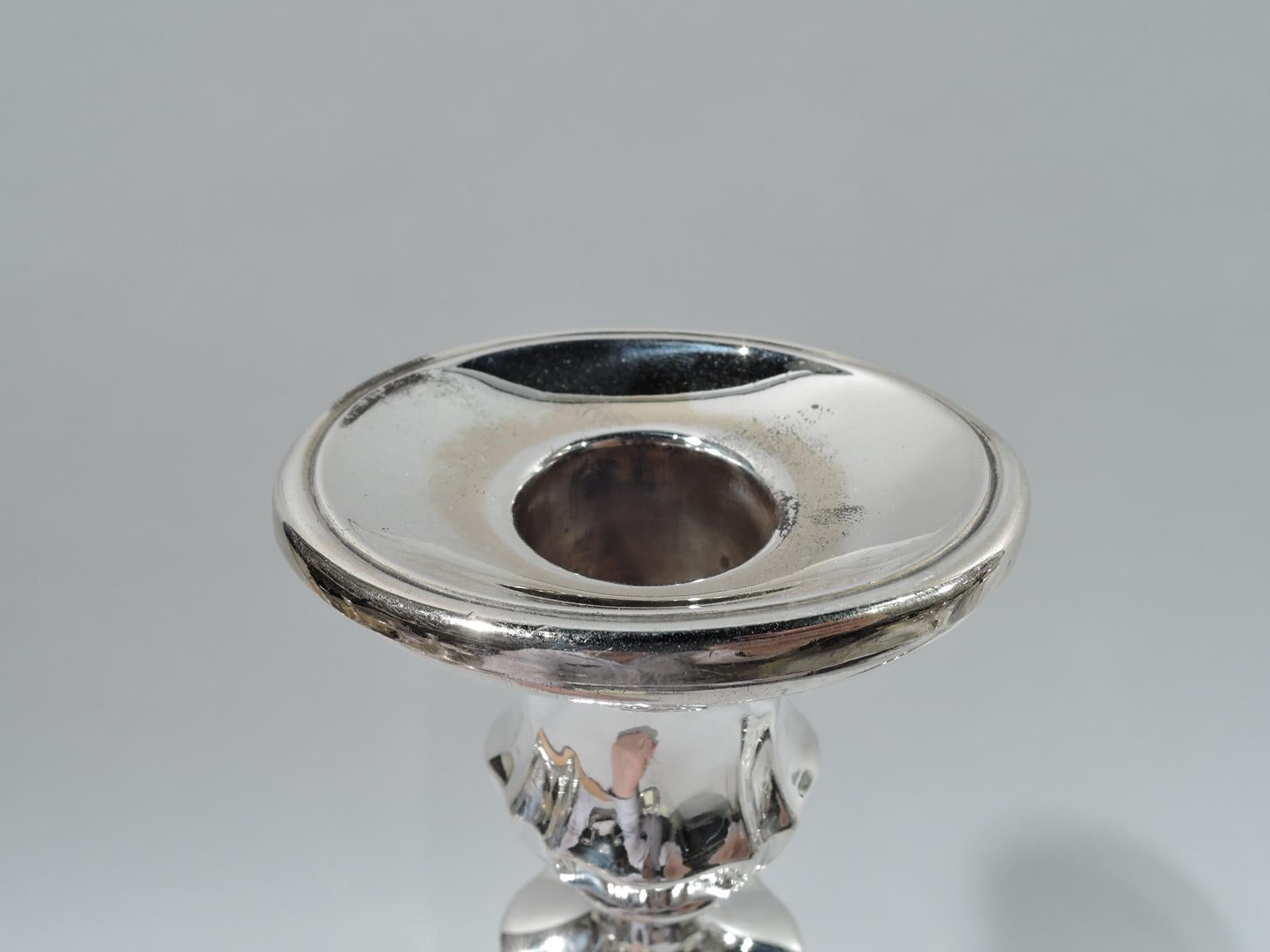 Pareja de candeleros eduardianos americanos de plata de ley de Gorham Eduardiano en venta