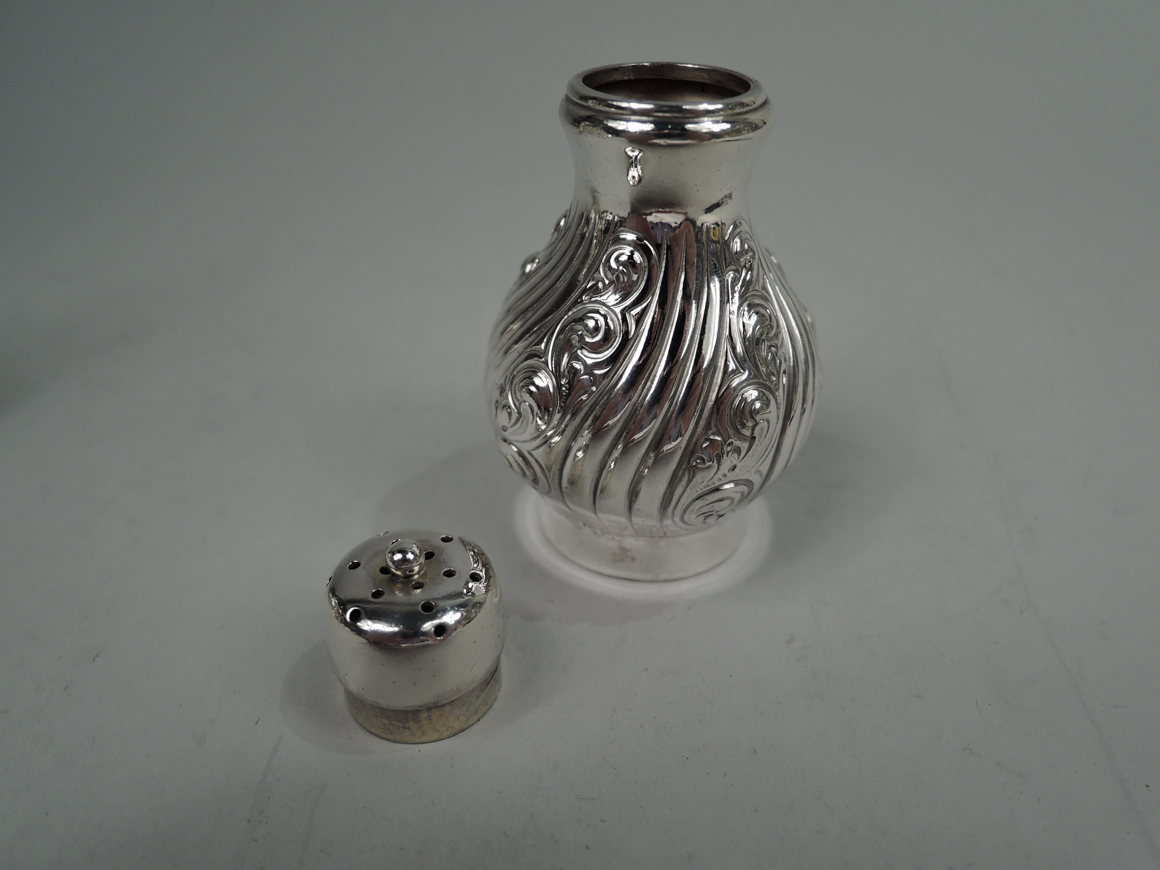 Pair of American Edwardian Sterling Silver Salt & Pepper Shakers In Good Condition In New York, NY