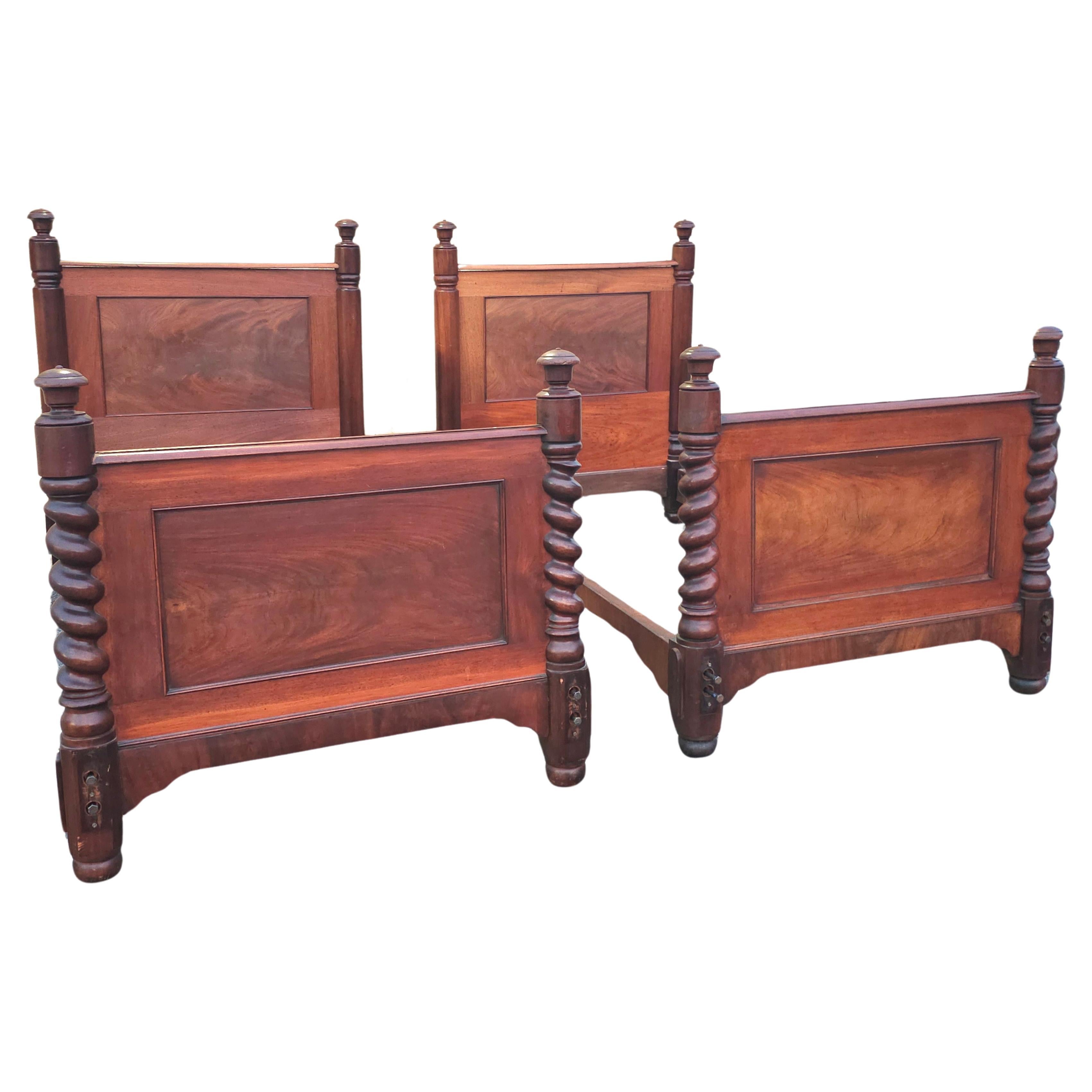 Pair of American Empire Barley Twist Mahogany Twin Bedsteads, Circa 1870s en vente 2