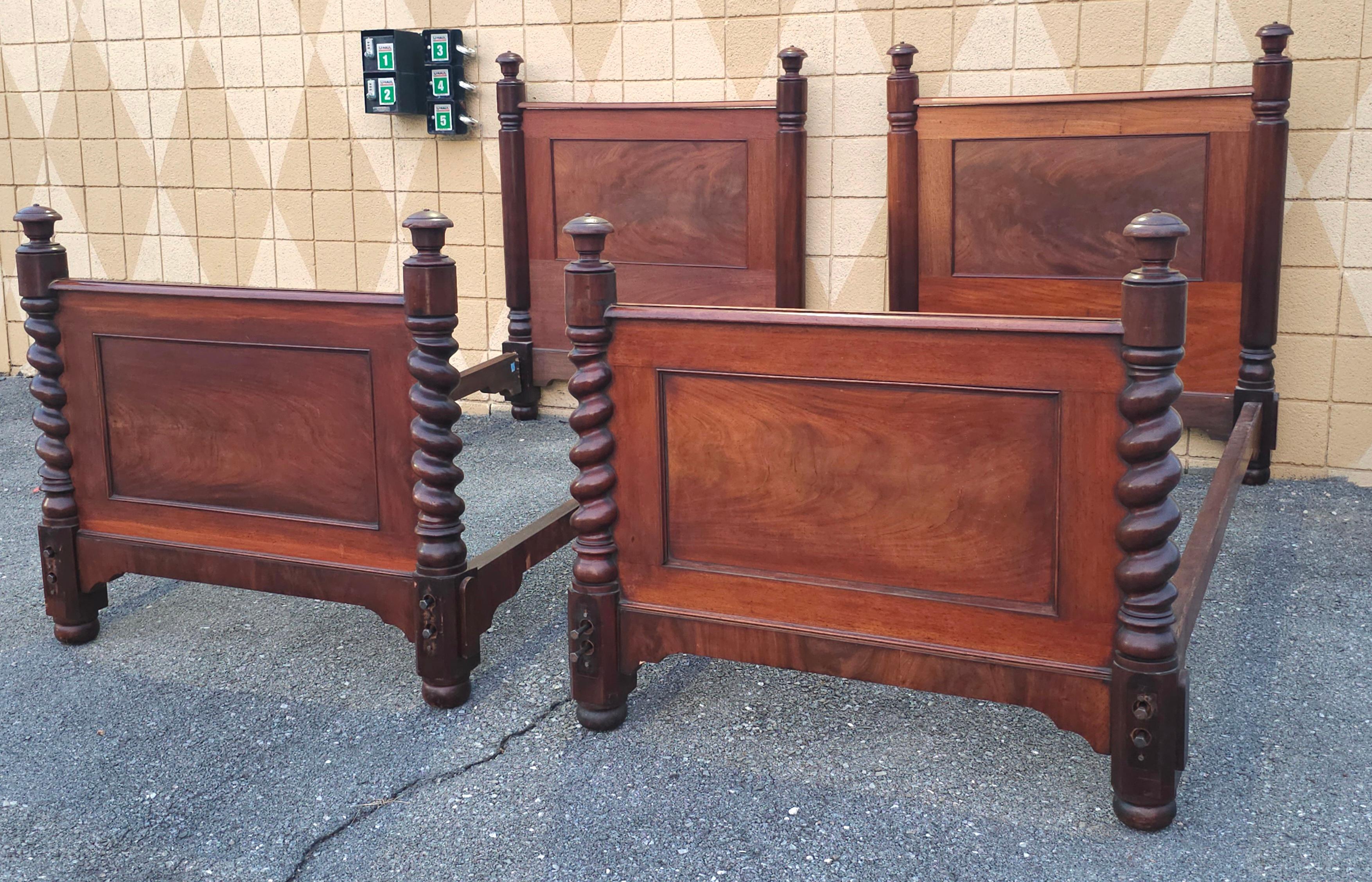Pair of American Empire Barley Twist Mahogany Twin Bedsteads, Circa 1870s en vente 3