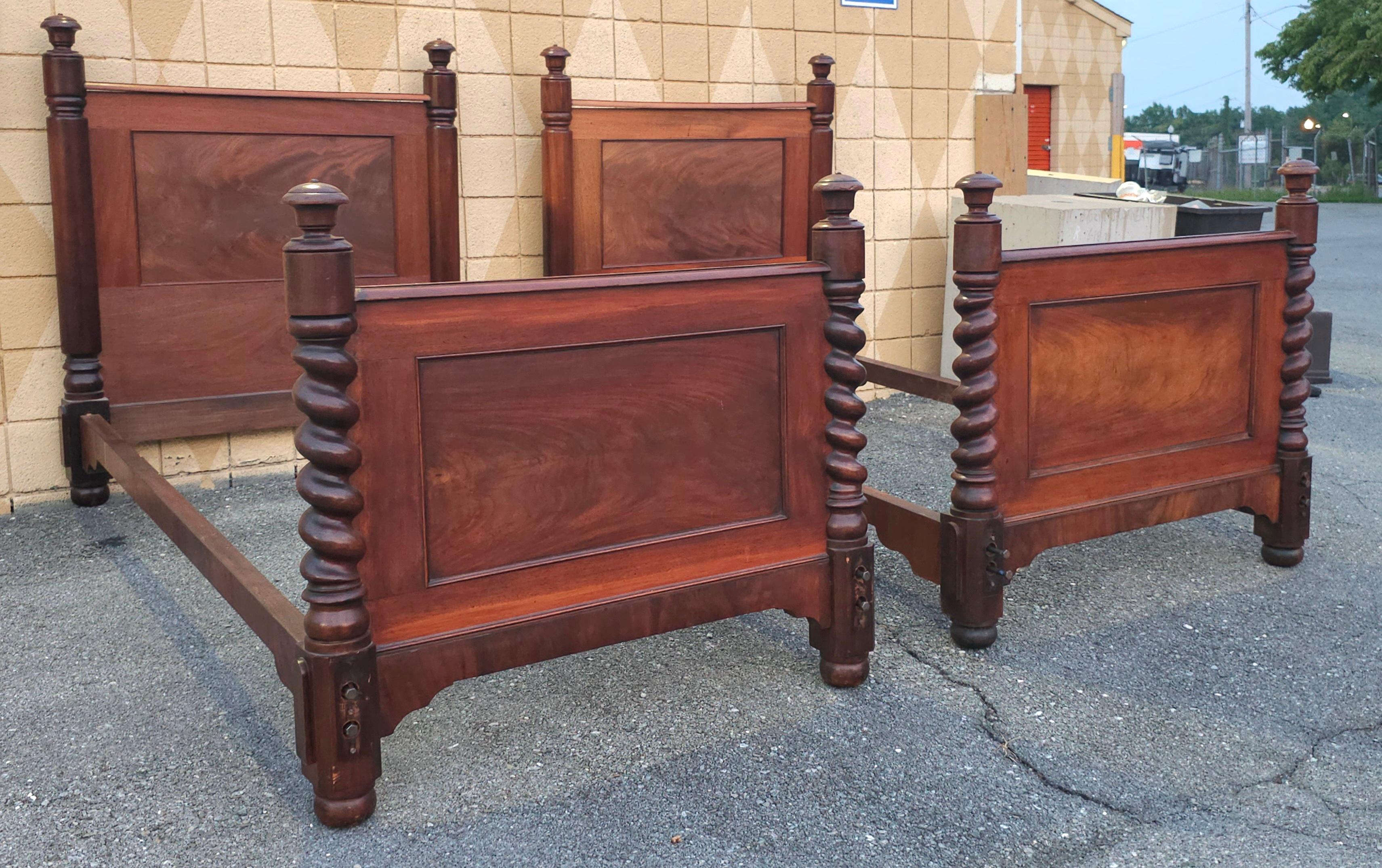Pair of American Empire Barley Twist Mahogany Twin Bedsteads, Circa 1870s en vente 4