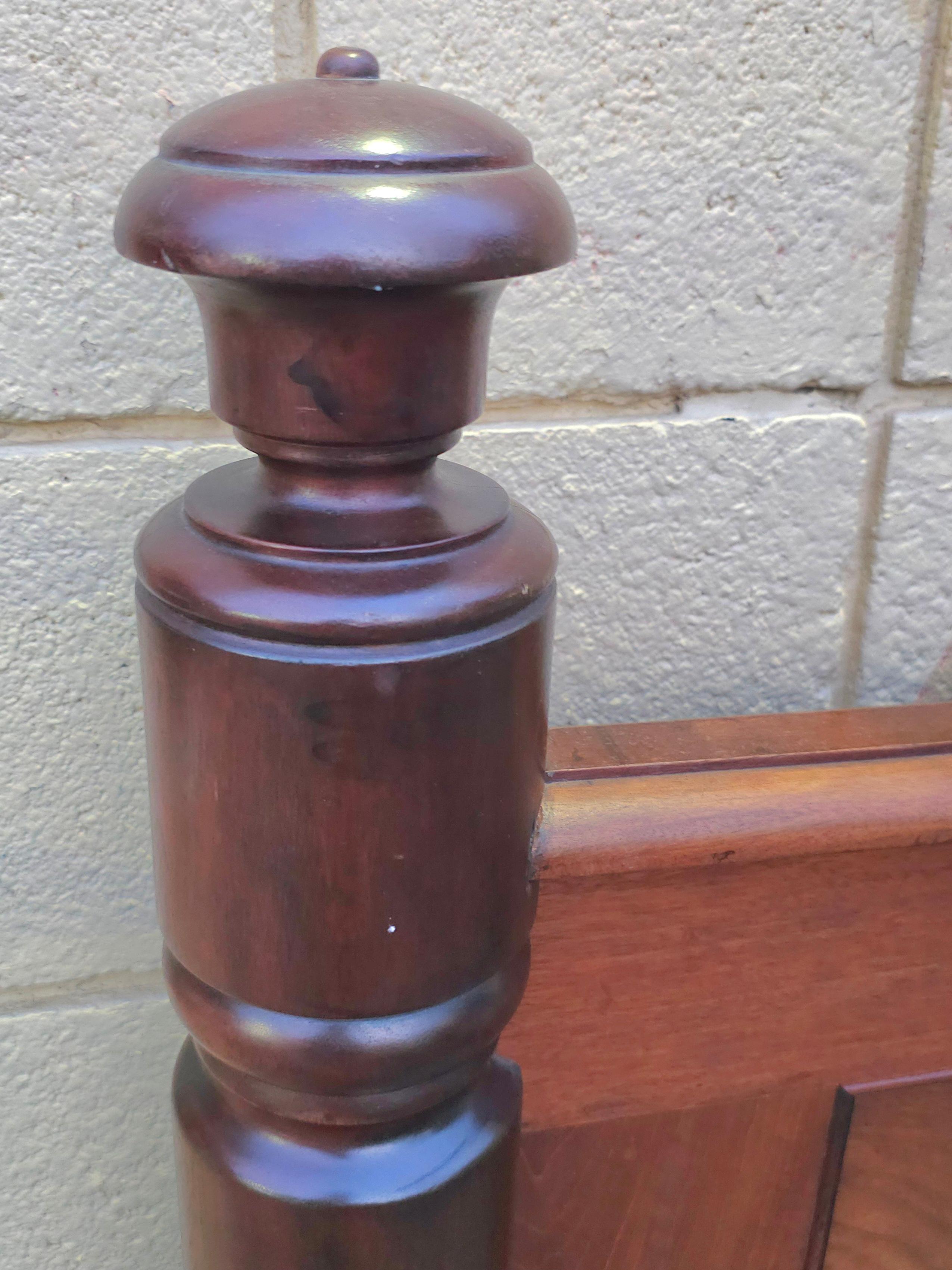 Pair of American Empire Barley Twist Mahogany Twin Bedsteads, Circa 1870s en vente 5