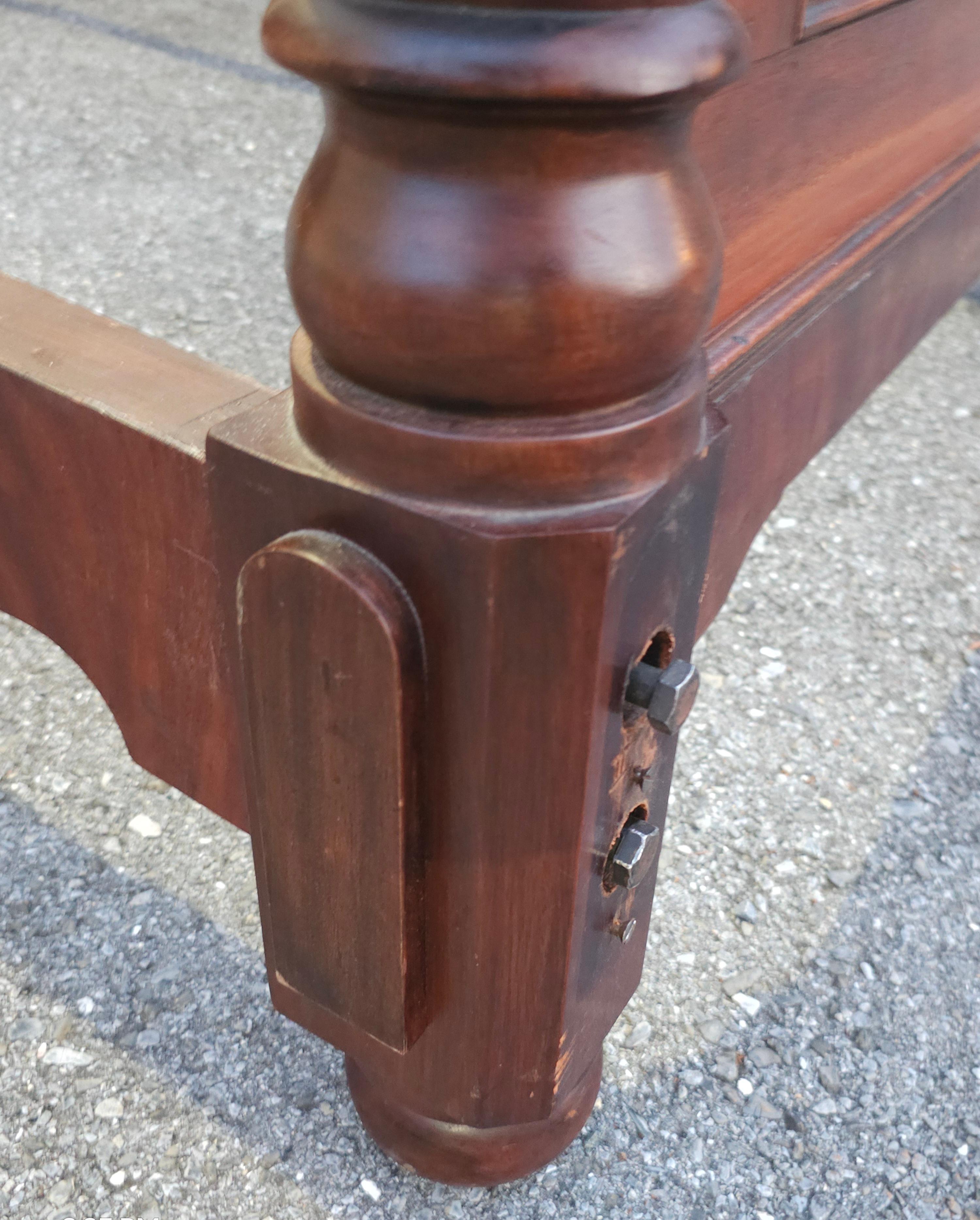 Pair of American Empire Barley Twist Mahogany Twin Bedsteads, Circa 1870s en vente 6