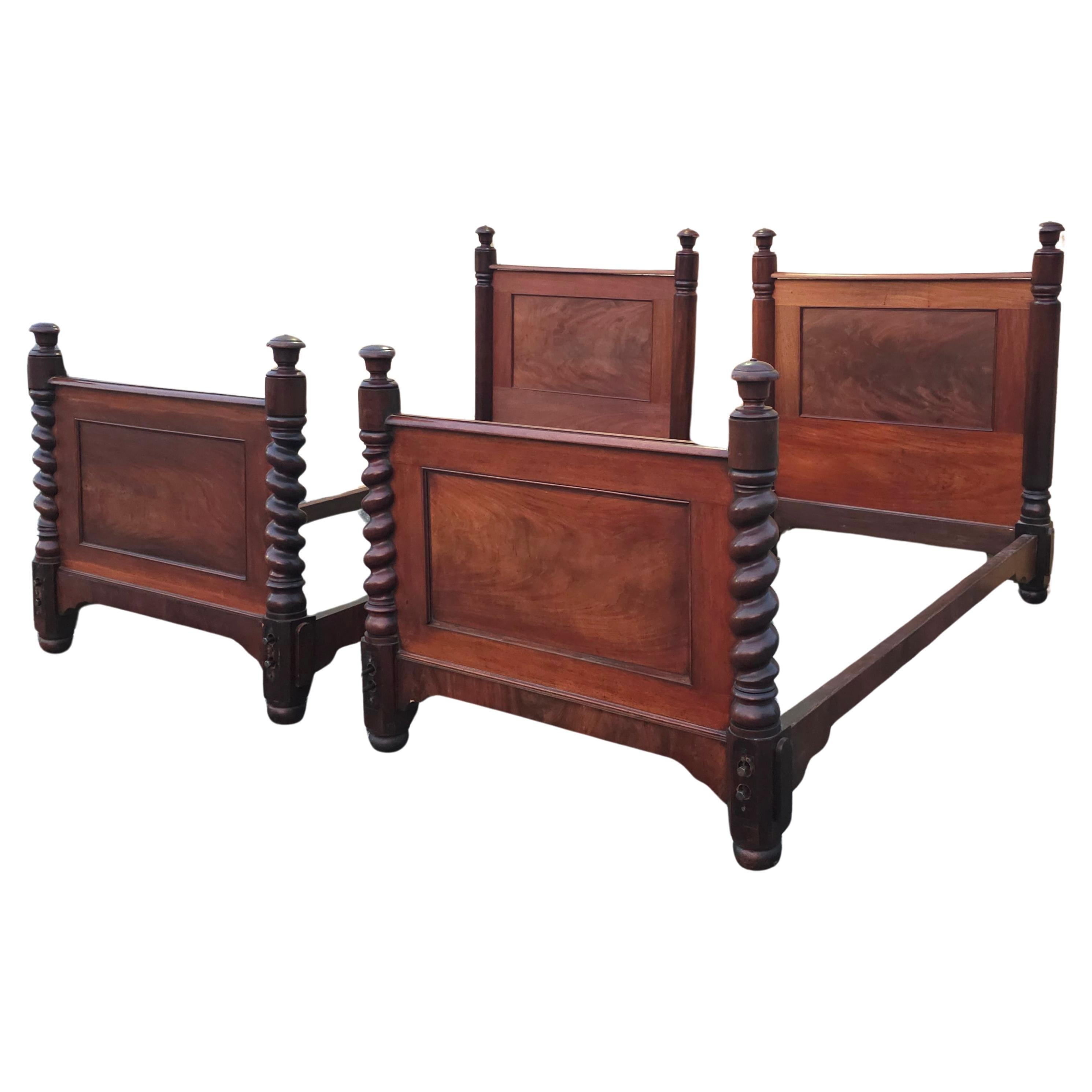 Empire américain Pair of American Empire Barley Twist Mahogany Twin Bedsteads, Circa 1870s en vente