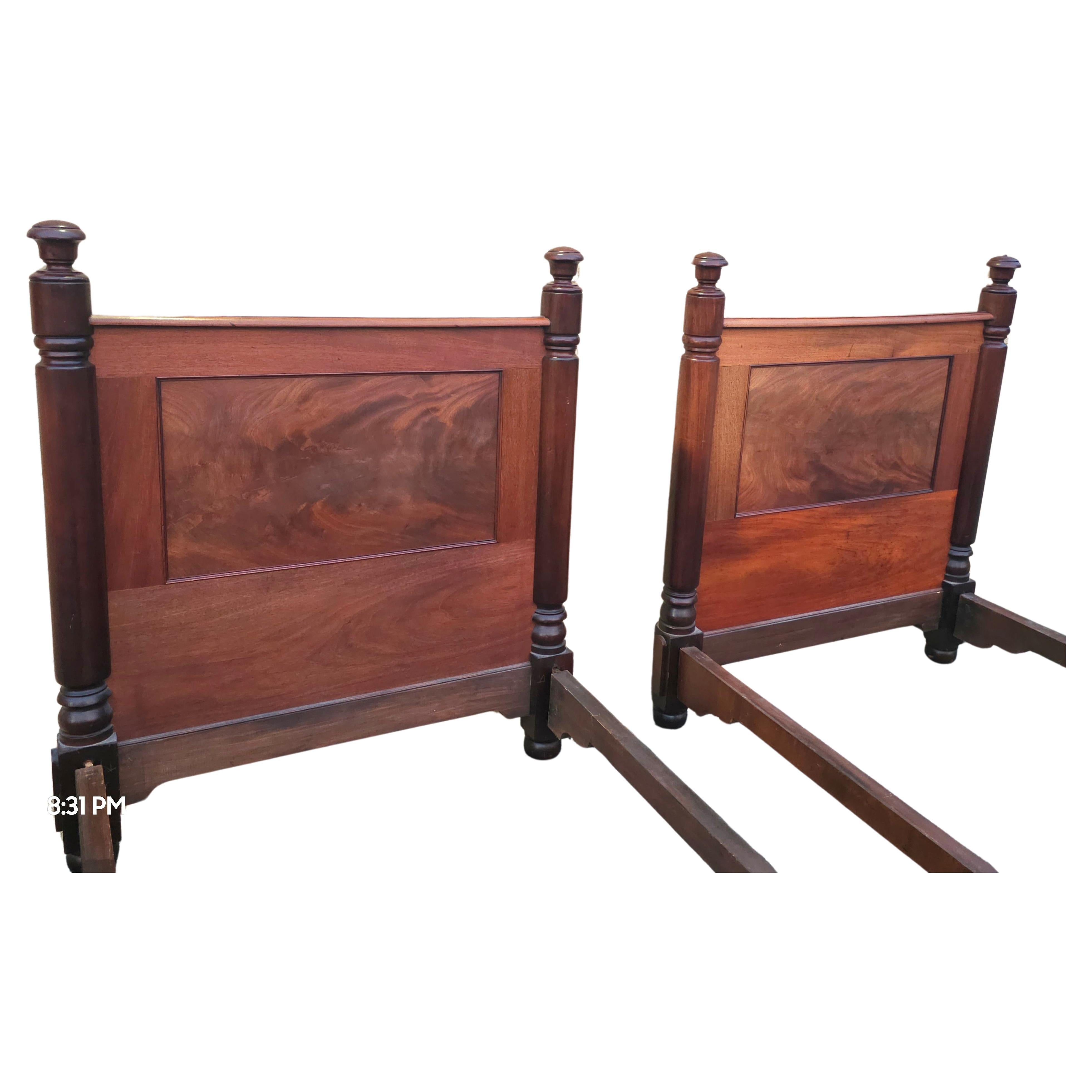 Sculpté Pair of American Empire Barley Twist Mahogany Twin Bedsteads, Circa 1870s en vente