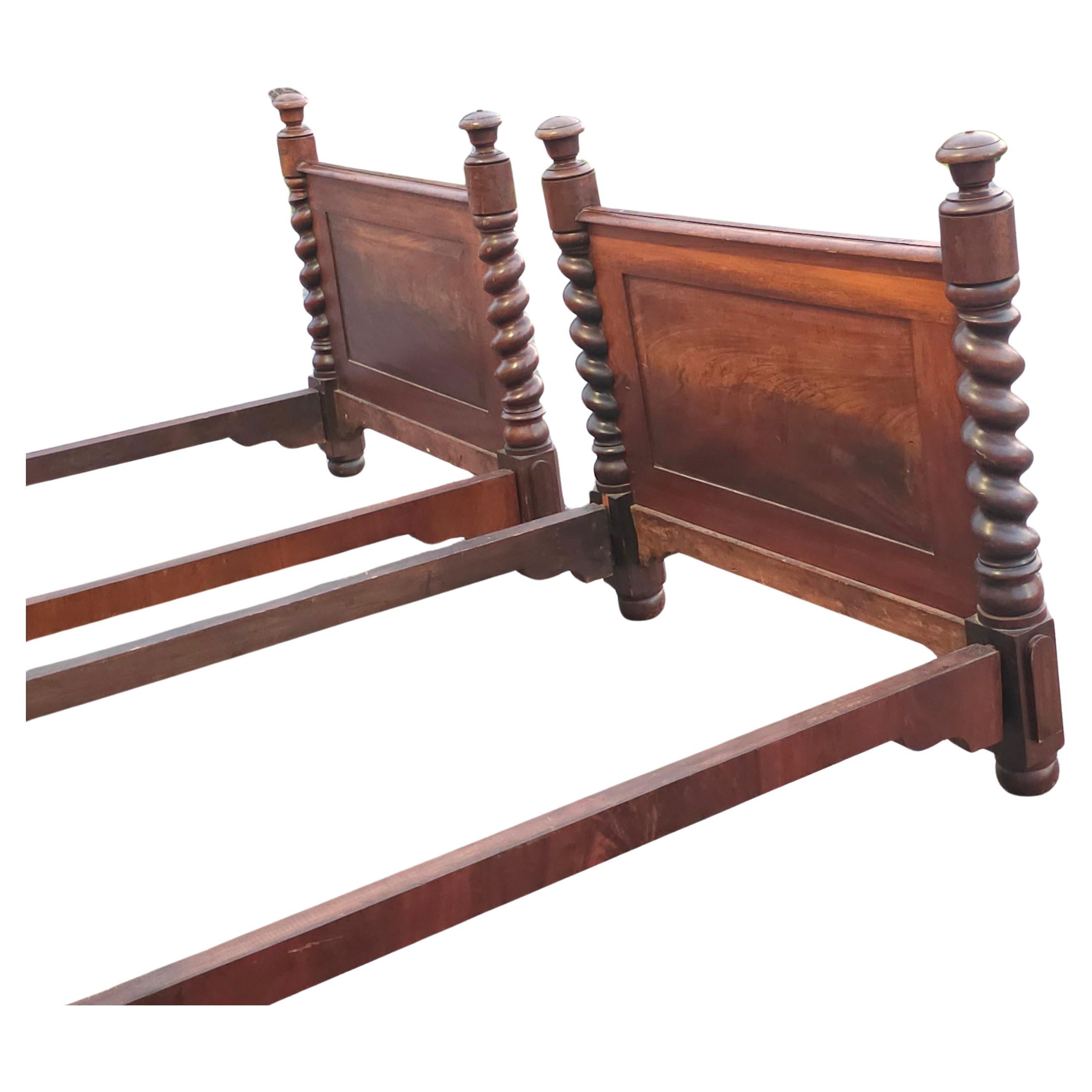 Pair of American Empire Barley Twist Mahogany Twin Bedsteads, Circa 1870s Bon état - En vente à Germantown, MD