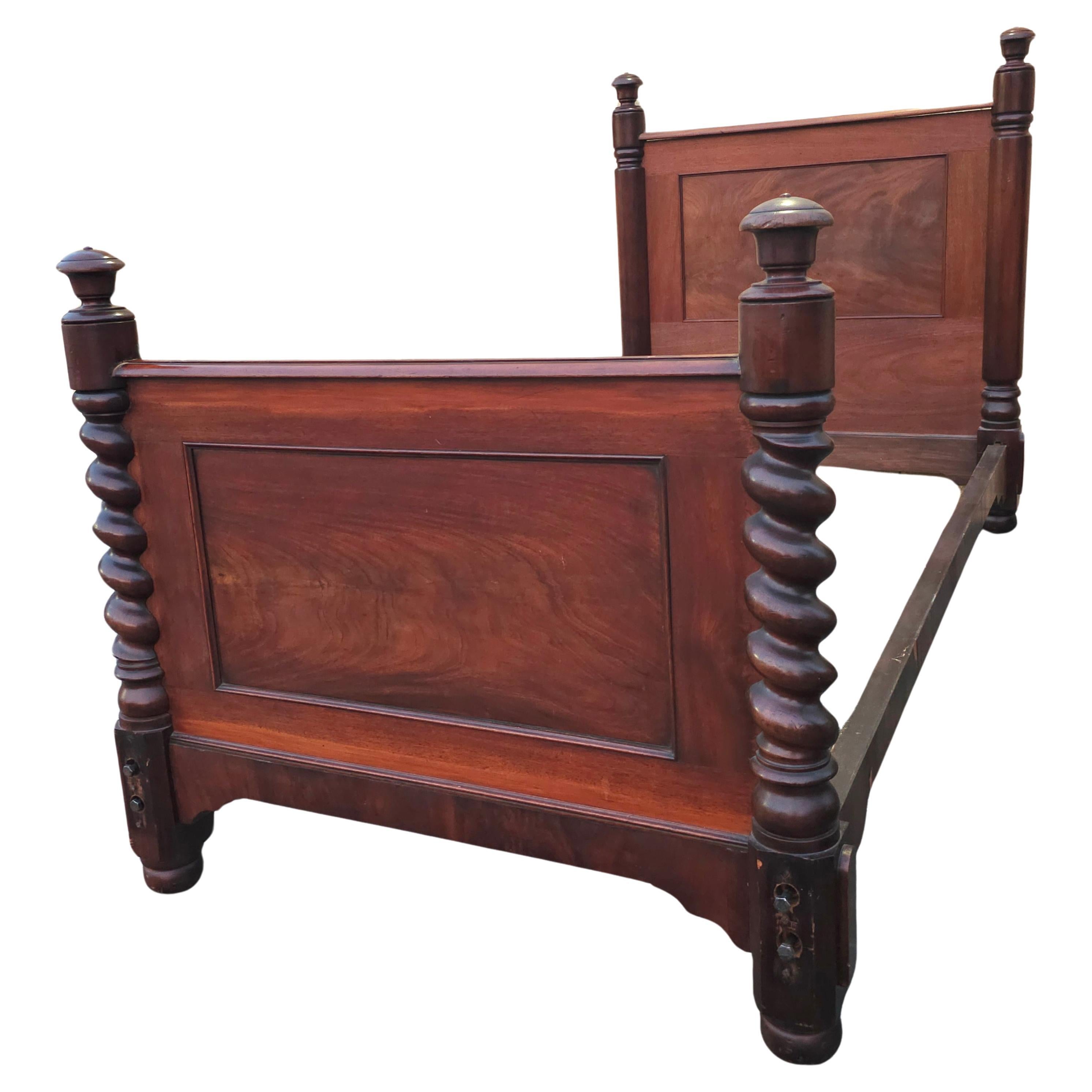 Acajou Pair of American Empire Barley Twist Mahogany Twin Bedsteads, Circa 1870s en vente