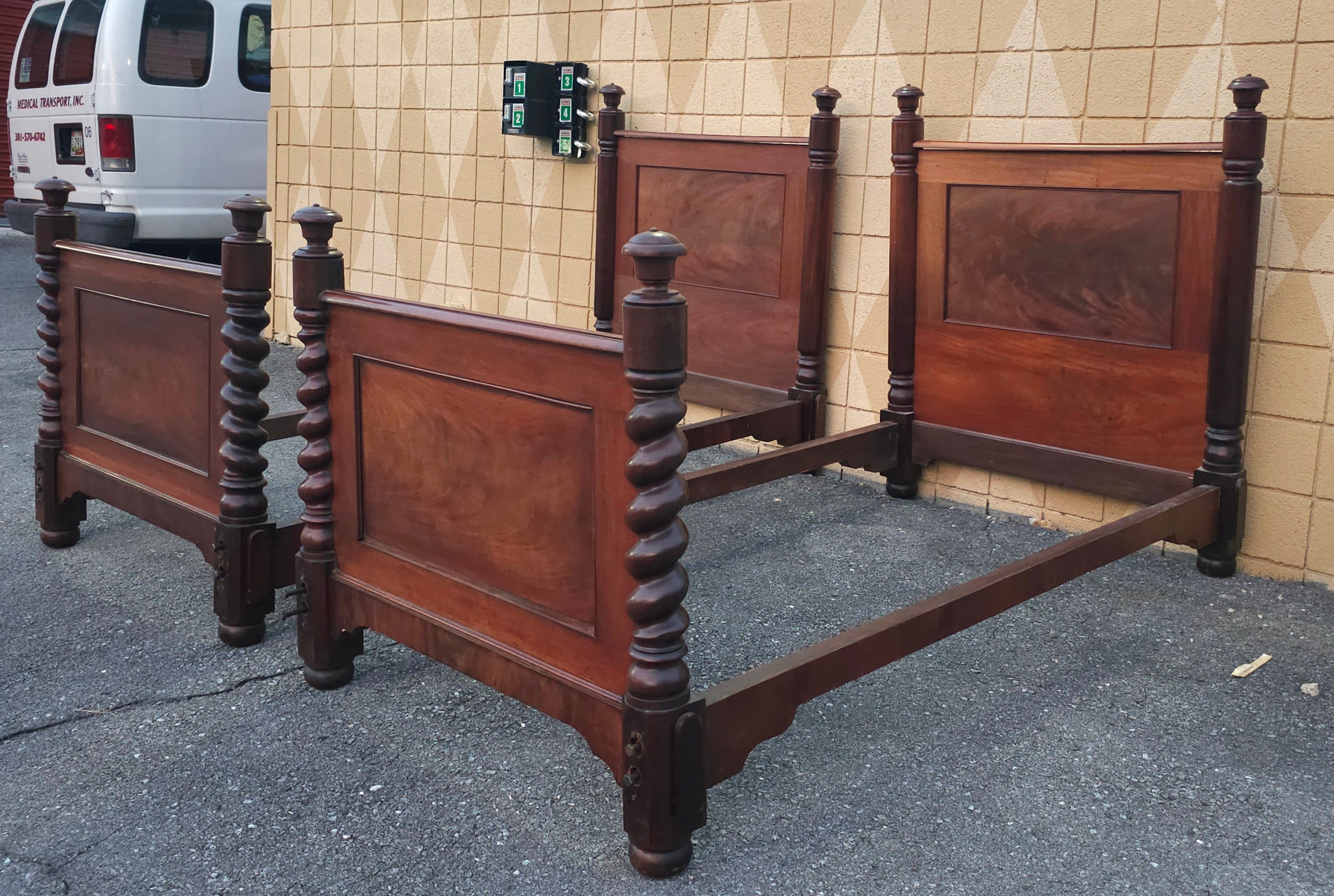 Pair of American Empire Barley Twist Mahogany Twin Bedsteads, Circa 1870s en vente 1