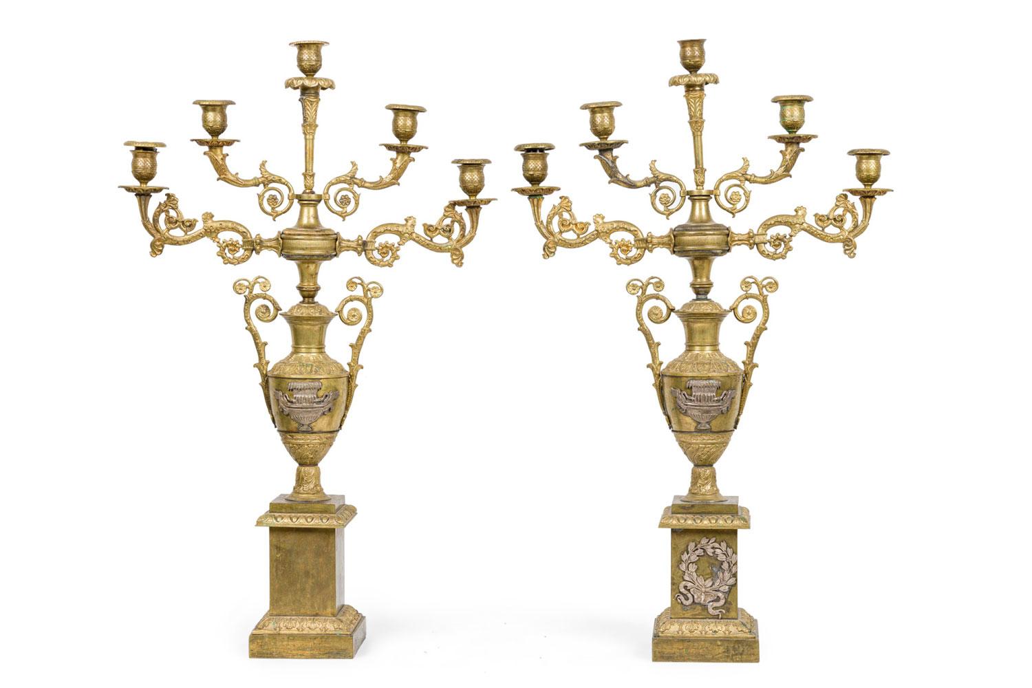 COPPIA di candelabri a 5 bracci in bronzo dorato stile Impero Americano con basi quadrate e motivi a corona. (PREZZO IN COPPIA)