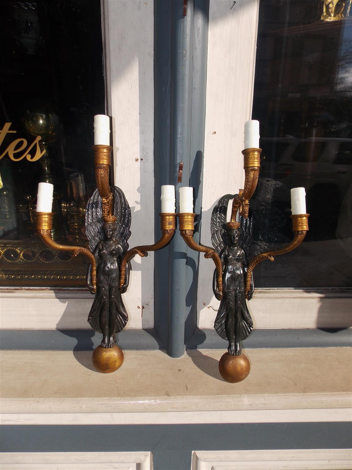 Paar dreiflammige vergoldete Bronzewandleuchten im American Empire-Stil. Ursprünglich mit Kerzen betrieben und dann elektrifiziert, frühes 19. Jahrhundert.