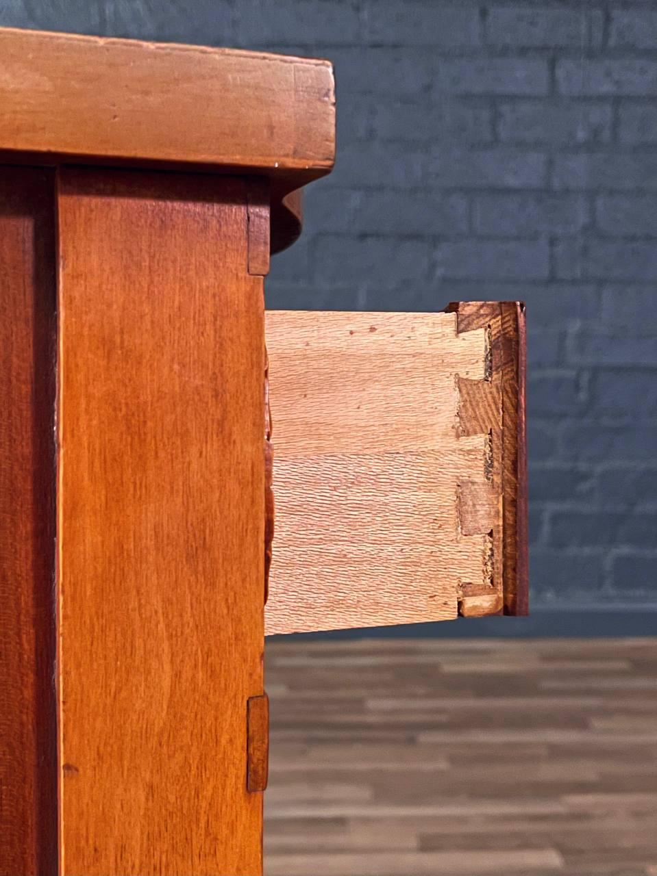 Paire de tables de chevet en acajou de style fédéral américain avec rosettes sculptées et poignées en laiton en vente 3