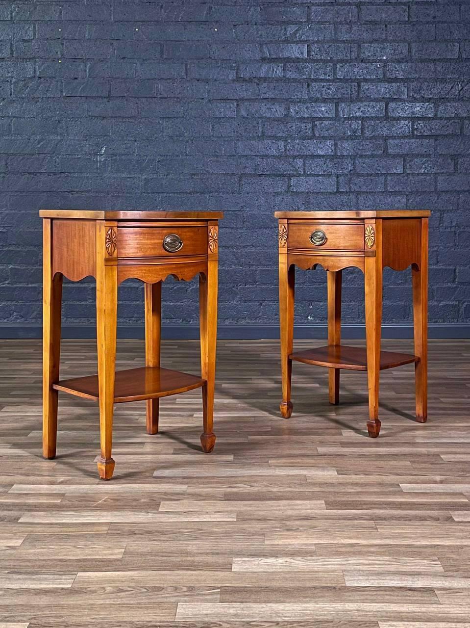 Condit : Condition Vintage Originale 

MATERIAL : Acajou, poignées en laiton
Style : Fédéral américain

Cette paire de tables de nuit en acajou de style fédéral américain des années 1950 reflète magnifiquement le style néoclassique qui est resté