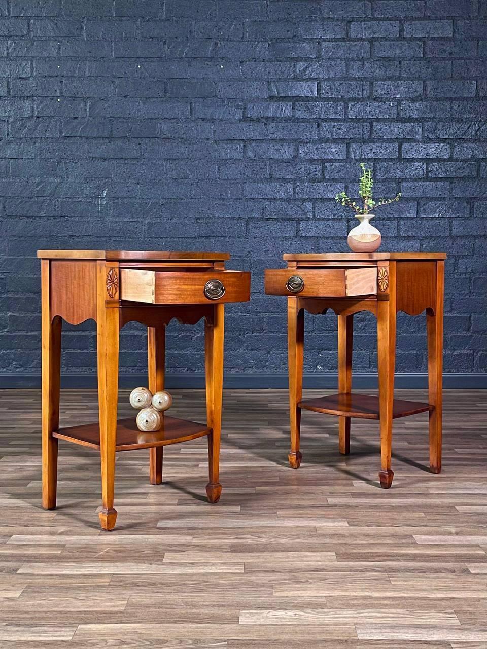 Fédéral Paire de tables de chevet en acajou de style fédéral américain avec rosettes sculptées et poignées en laiton en vente