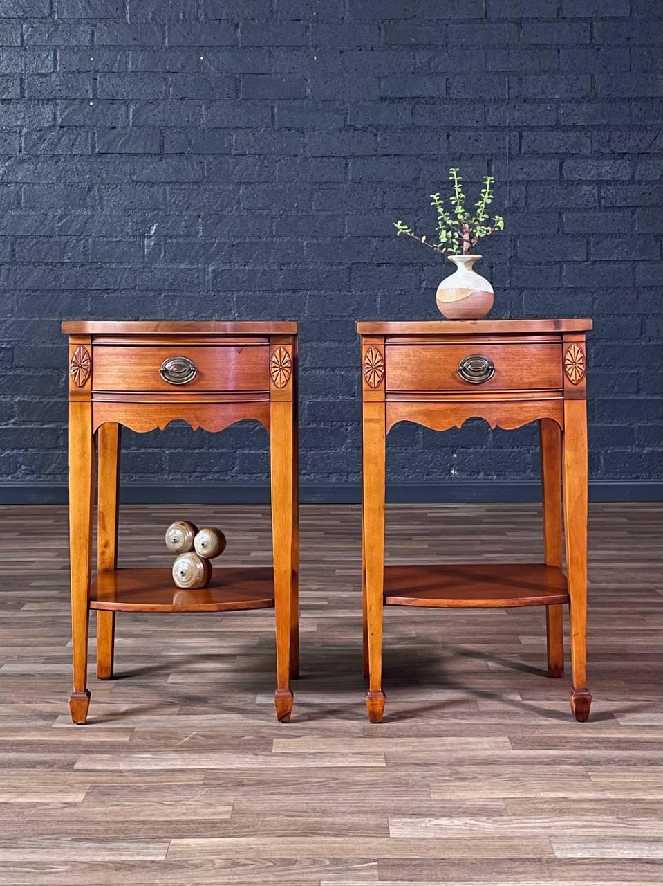 Américain Paire de tables de chevet en acajou de style fédéral américain avec rosettes sculptées et poignées en laiton en vente