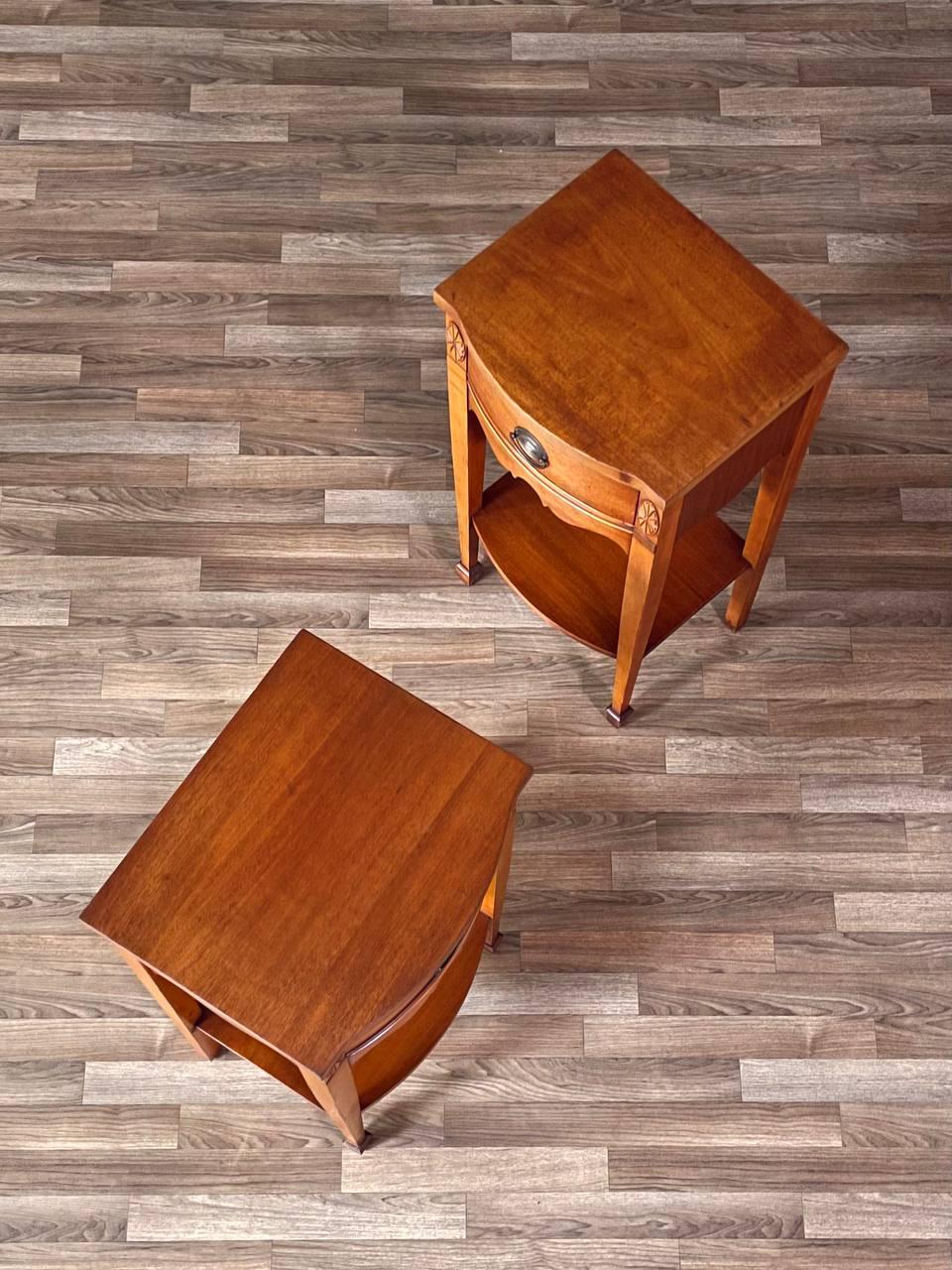 Paire de tables de chevet en acajou de style fédéral américain avec rosettes sculptées et poignées en laiton Bon état - En vente à Los Angeles, CA