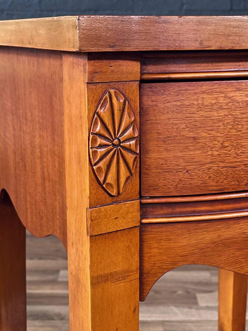 Milieu du XXe siècle Paire de tables de chevet en acajou de style fédéral américain avec rosettes sculptées et poignées en laiton en vente