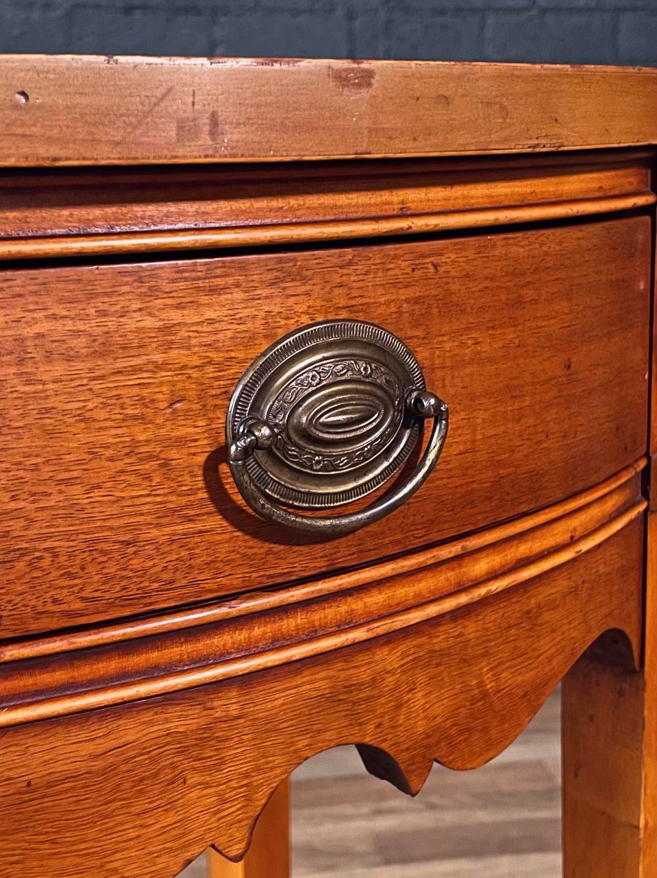Laiton Paire de tables de chevet en acajou de style fédéral américain avec rosettes sculptées et poignées en laiton en vente