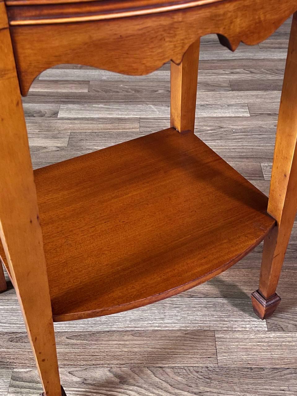 Paire de tables de chevet en acajou de style fédéral américain avec rosettes sculptées et poignées en laiton en vente 1