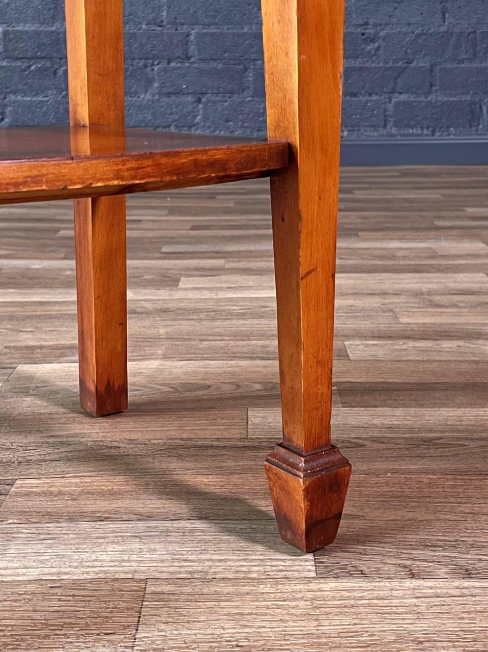 Paire de tables de chevet en acajou de style fédéral américain avec rosettes sculptées et poignées en laiton en vente 2