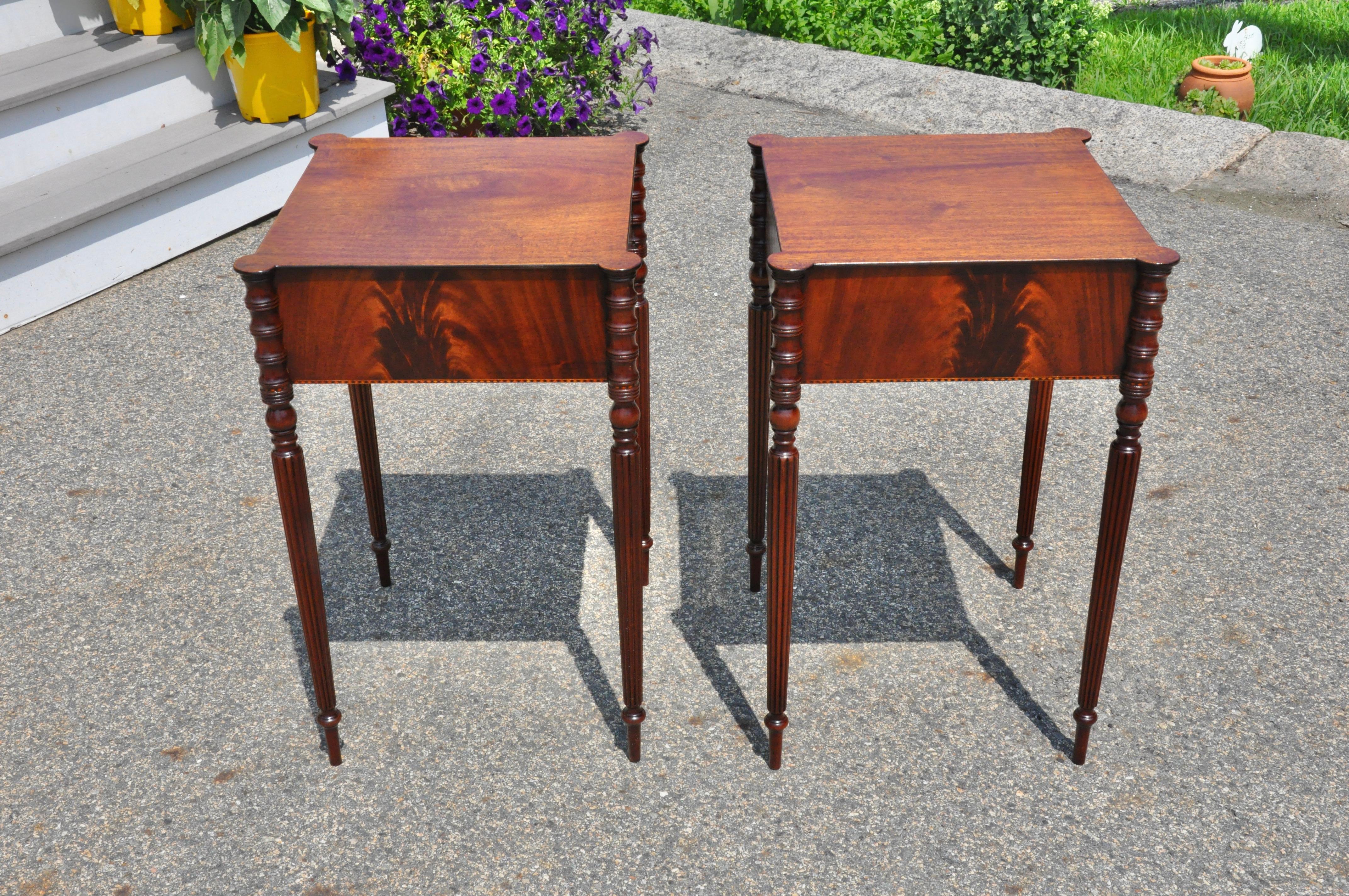 Pair of American Federal Mahogany Side Tables Boston In Good Condition In Essex, MA