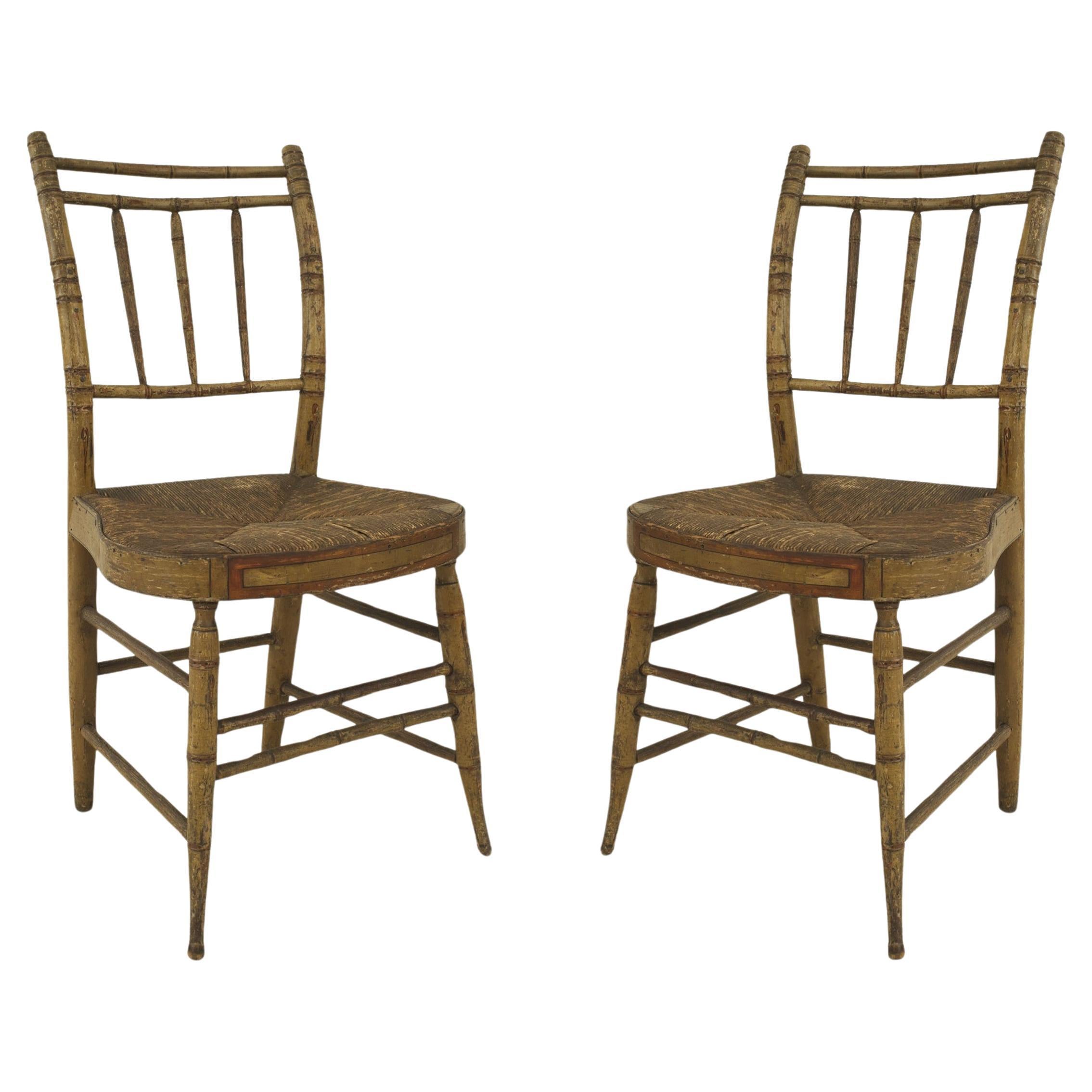Paire de chaises d'appoint peintes de style fédéral américain