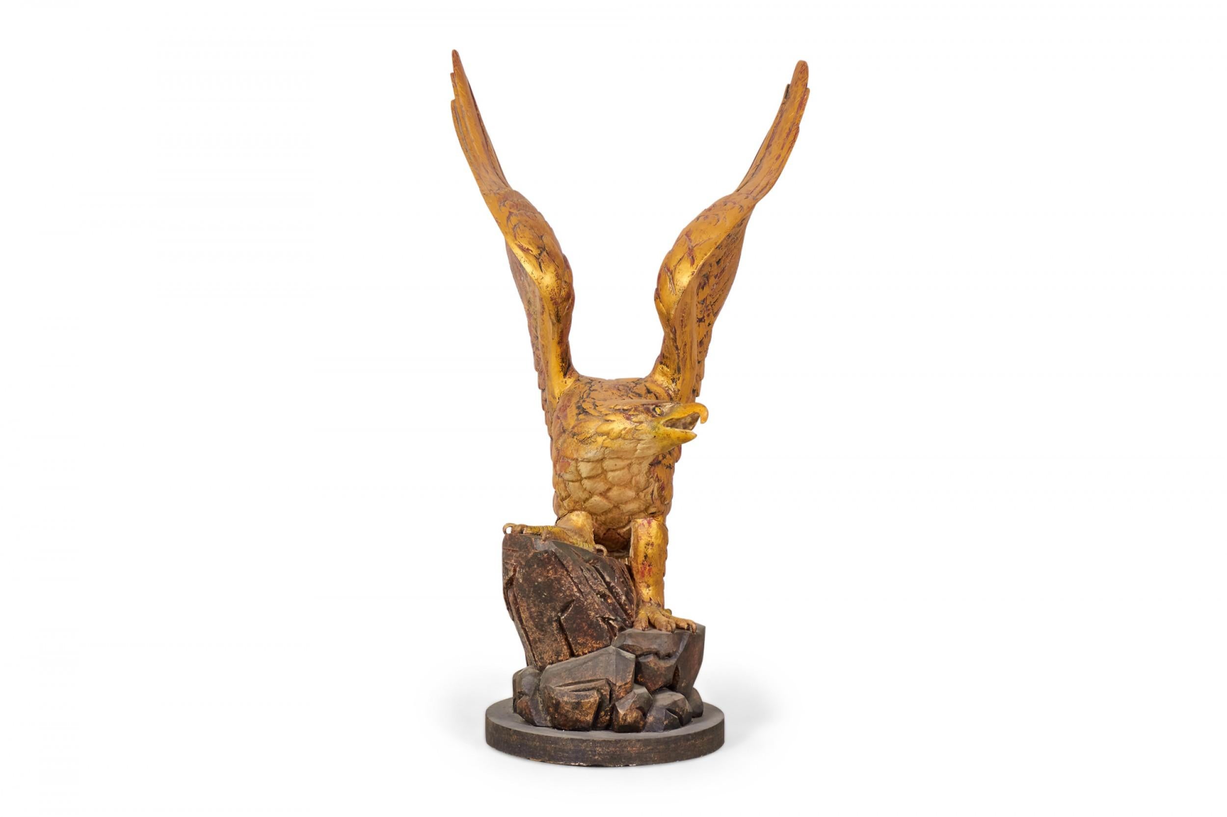 Pärchen von geschnitzten, skulpturalen Adlern im amerikanischen Federal-Stil mit ausgebreiteten Flügeln auf einem Sockel aus Holz mit vergoldetem und braunem Finish (PREIS PRO PÄRCHEN) (Ähnliche Adler mit anderem Finish: NWL2662A)

Zustand: Gut;