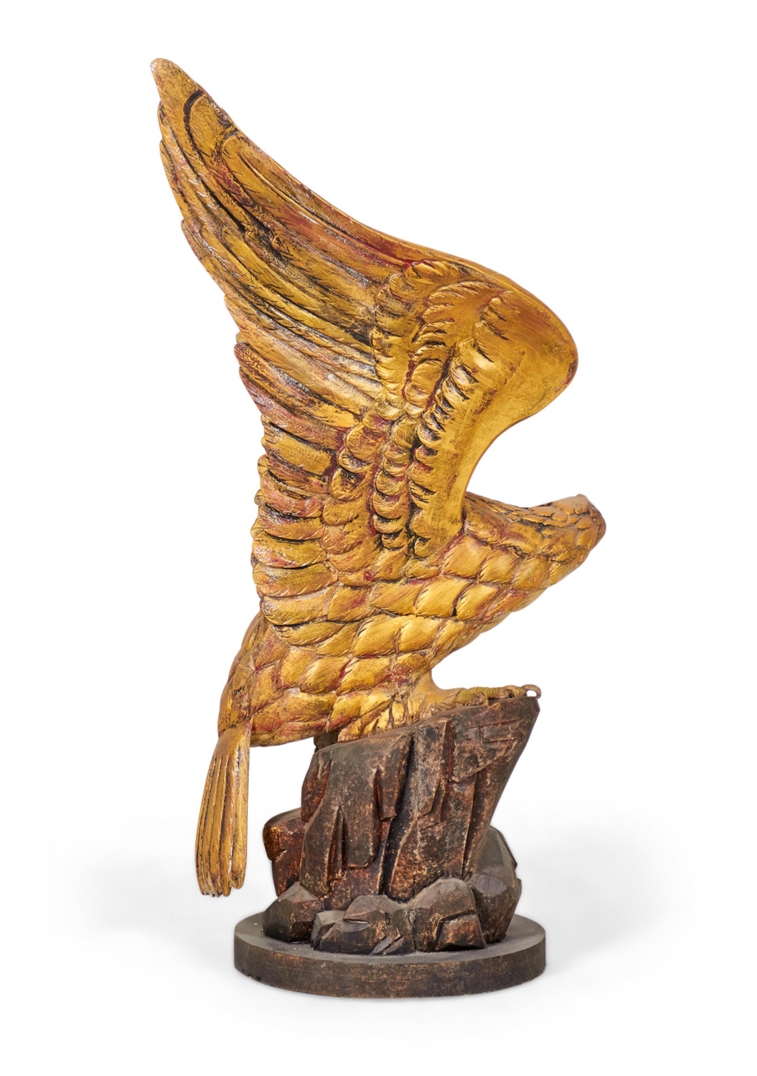 Paar geschnitzte Adler-Skulpturen aus Giltwood im amerikanischen Bundesstil (Moderne der Mitte des Jahrhunderts) im Angebot