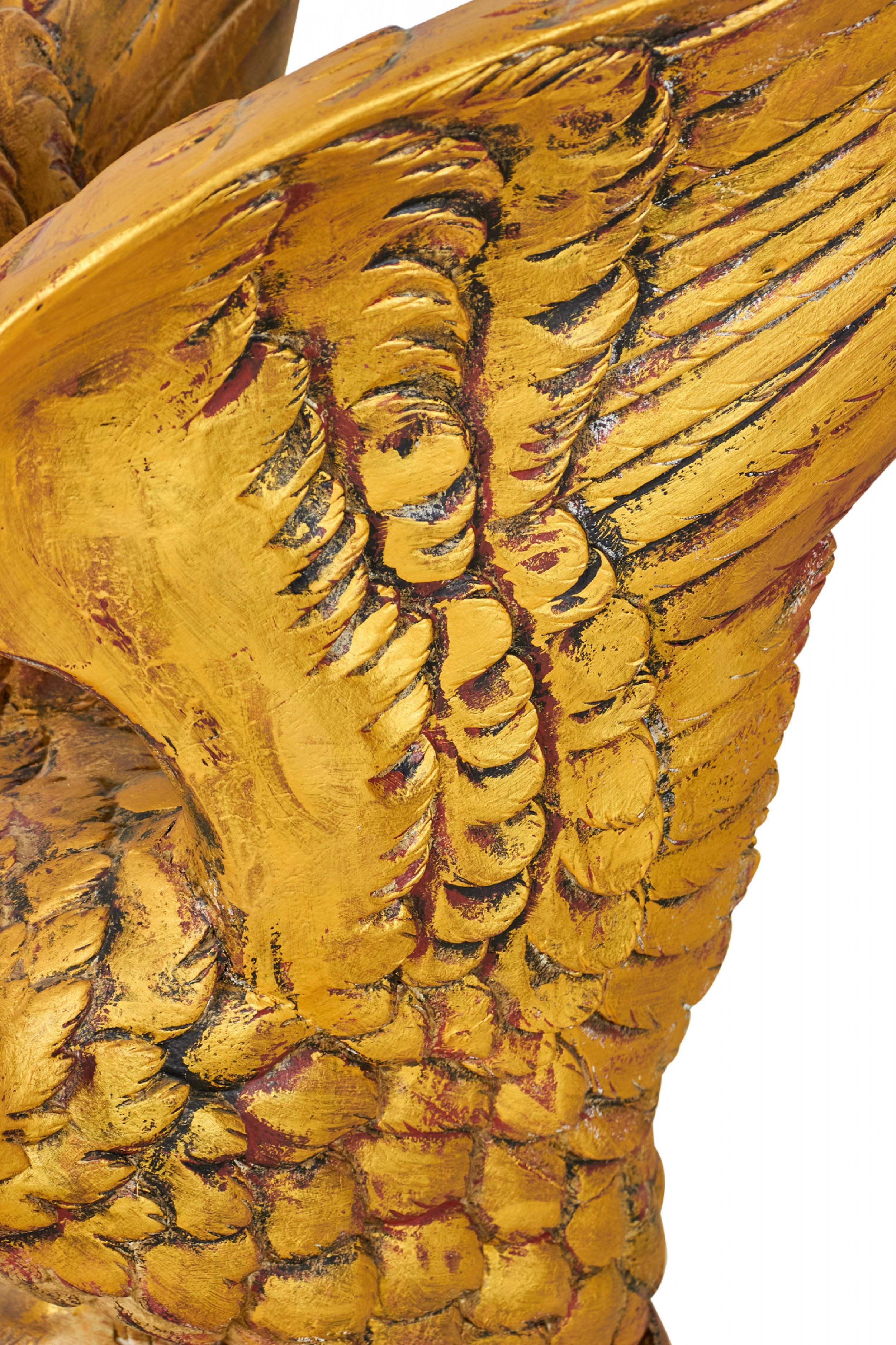 Paar geschnitzte Adler-Skulpturen aus Giltwood im amerikanischen Bundesstil (Handgeschnitzt) im Angebot
