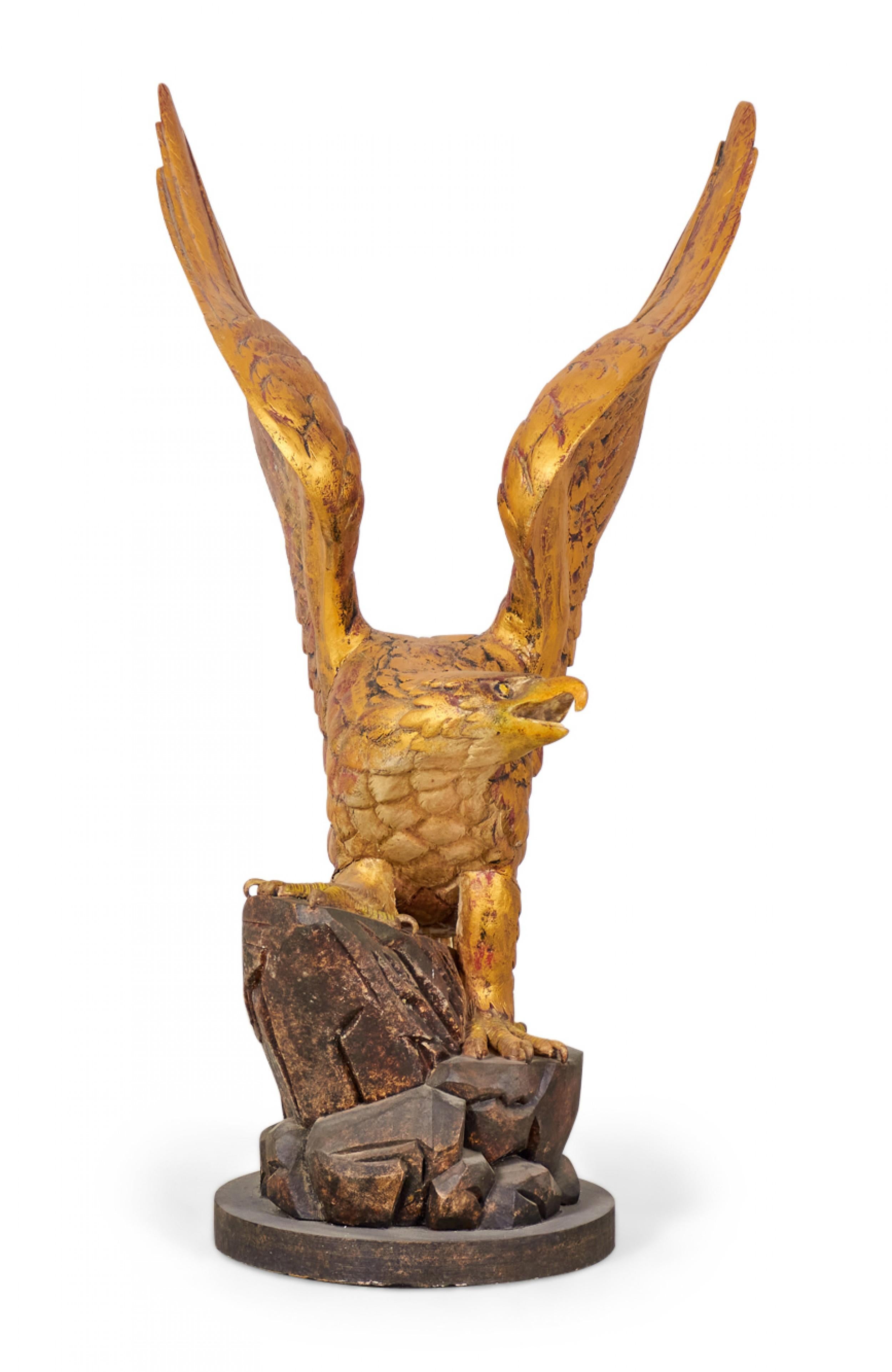 Paar geschnitzte Adler-Skulpturen aus Giltwood im amerikanischen Bundesstil im Zustand „Gut“ im Angebot in Queens, NY