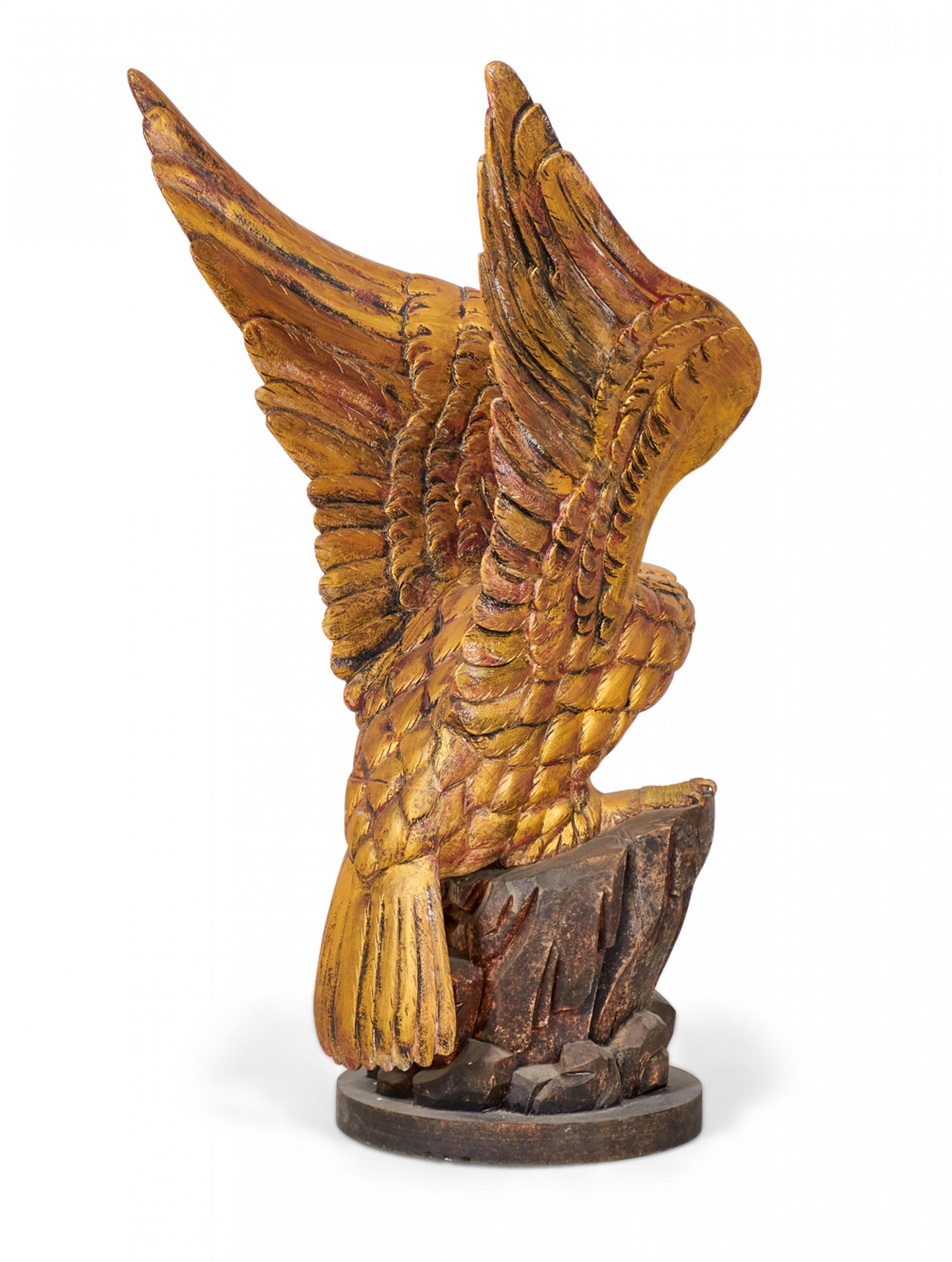 Paar geschnitzte Adler-Skulpturen aus Giltwood im amerikanischen Bundesstil (20. Jahrhundert) im Angebot