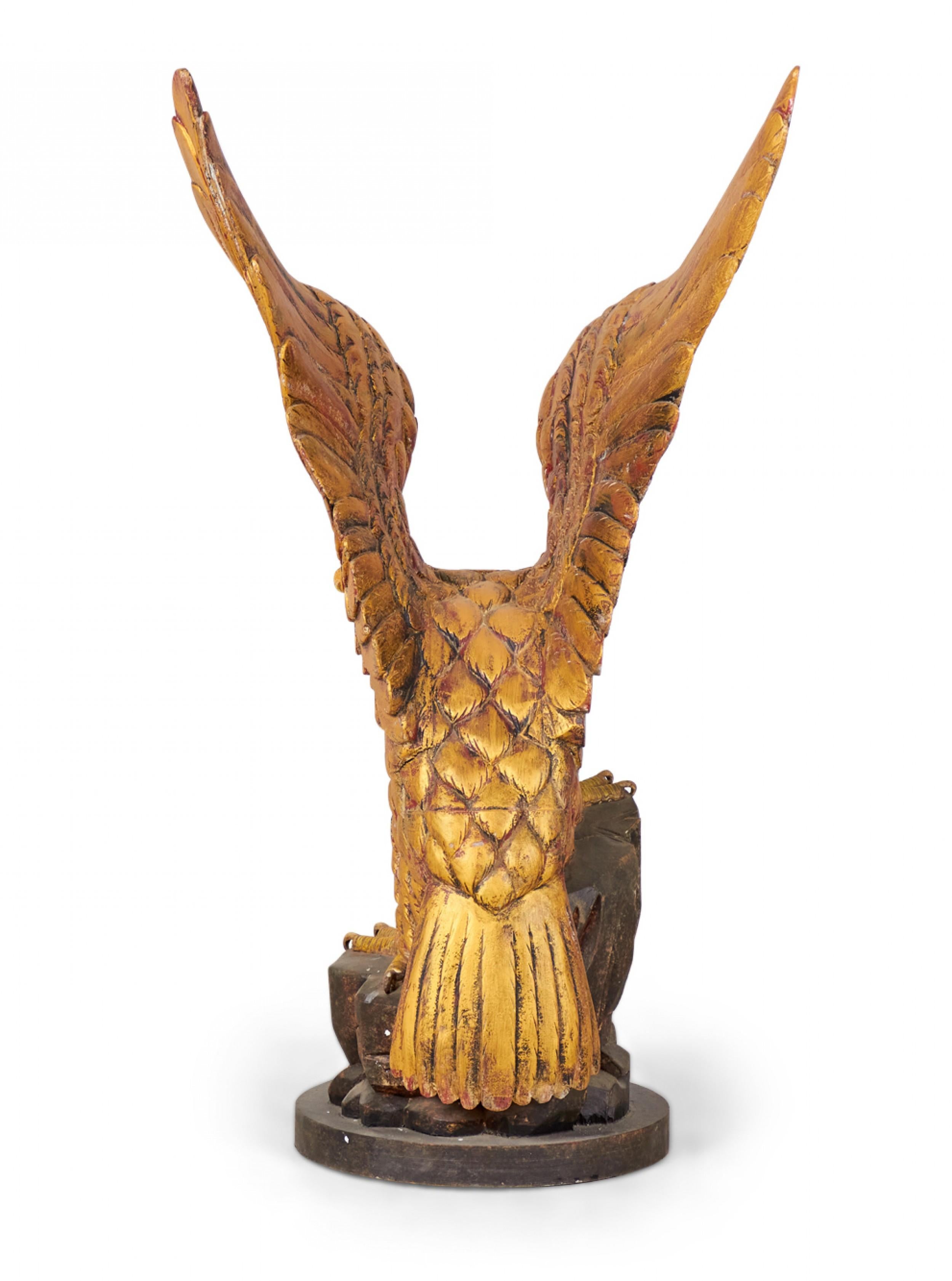 Paar geschnitzte Adler-Skulpturen aus Giltwood im amerikanischen Bundesstil (Messing) im Angebot