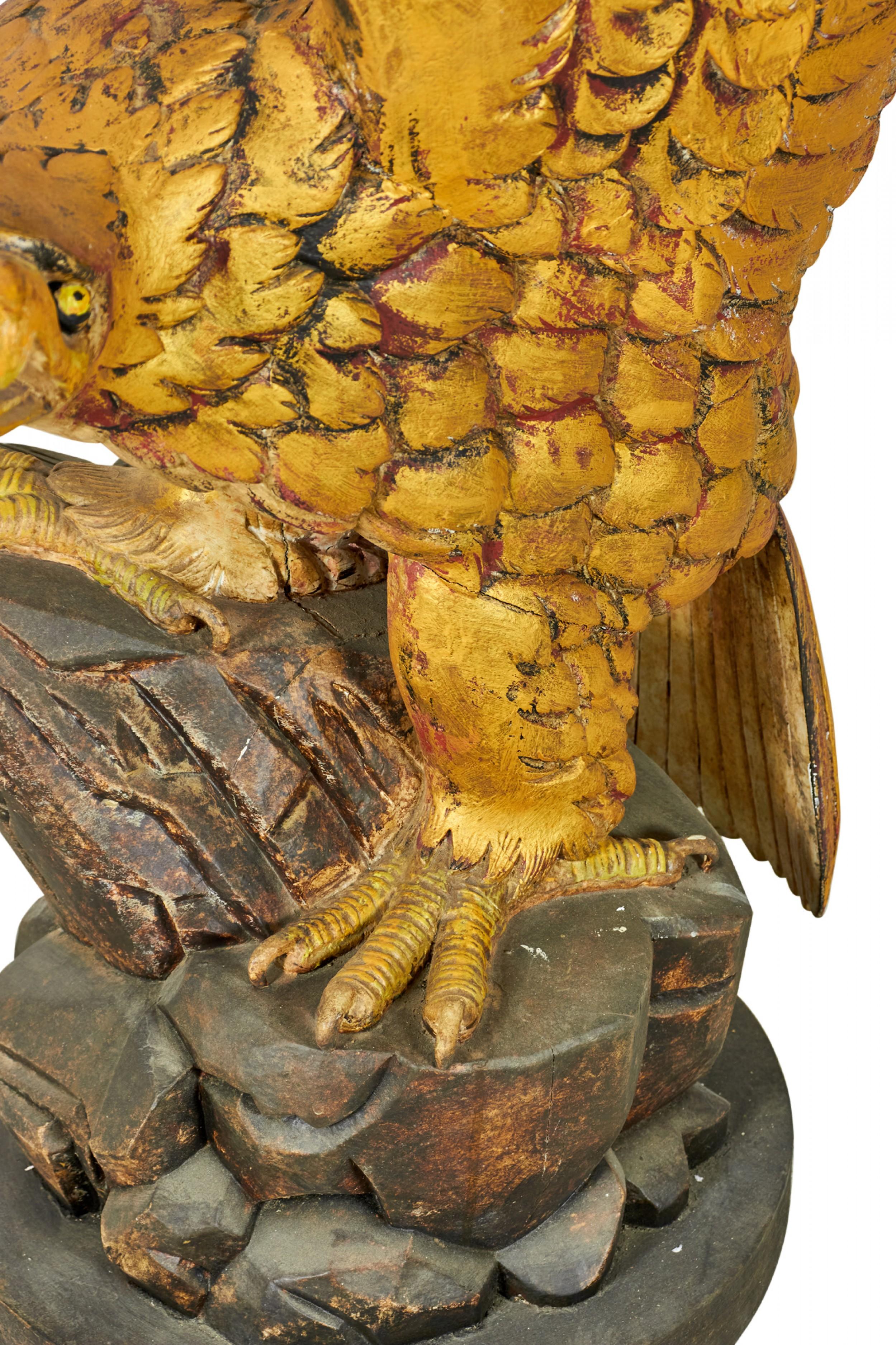 Paar geschnitzte Adler-Skulpturen aus Giltwood im amerikanischen Bundesstil im Angebot 1