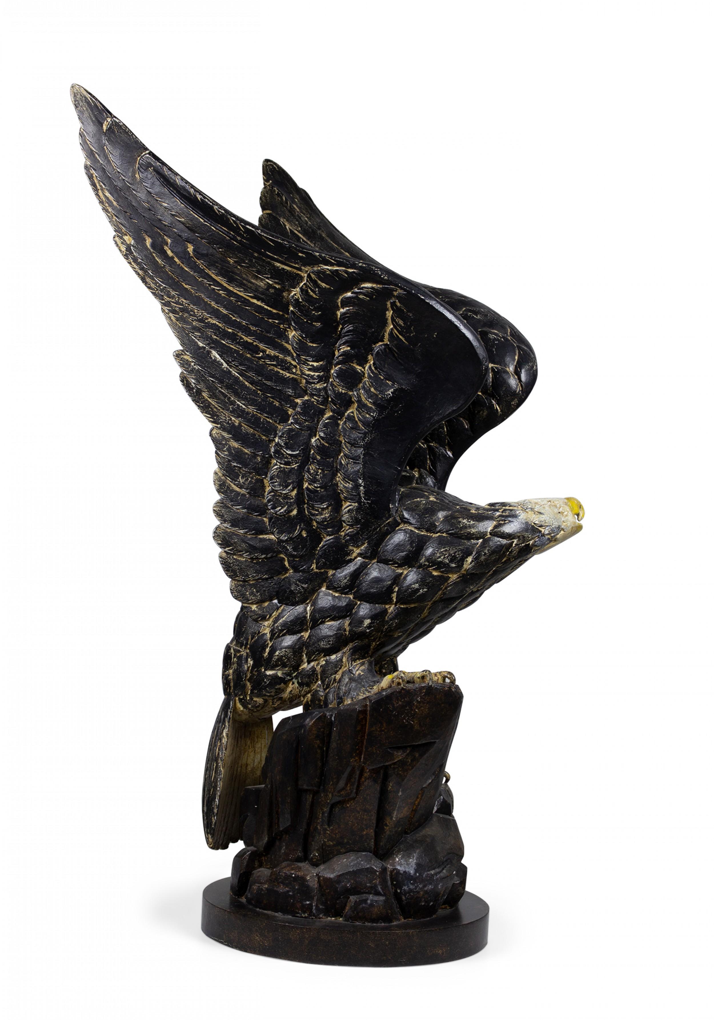 Coppia di sculture di aquile calve dipinte e intagliate in stile Feder americano in vendita 2