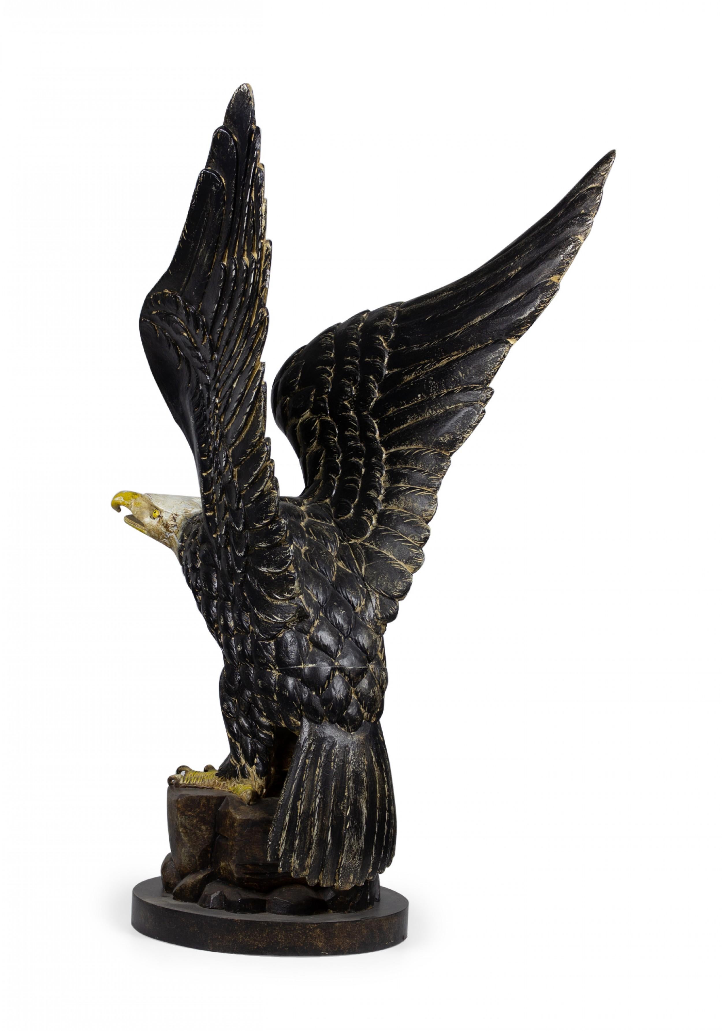 Coppia di sculture di aquile calve dipinte e intagliate in stile Feder americano in vendita 3